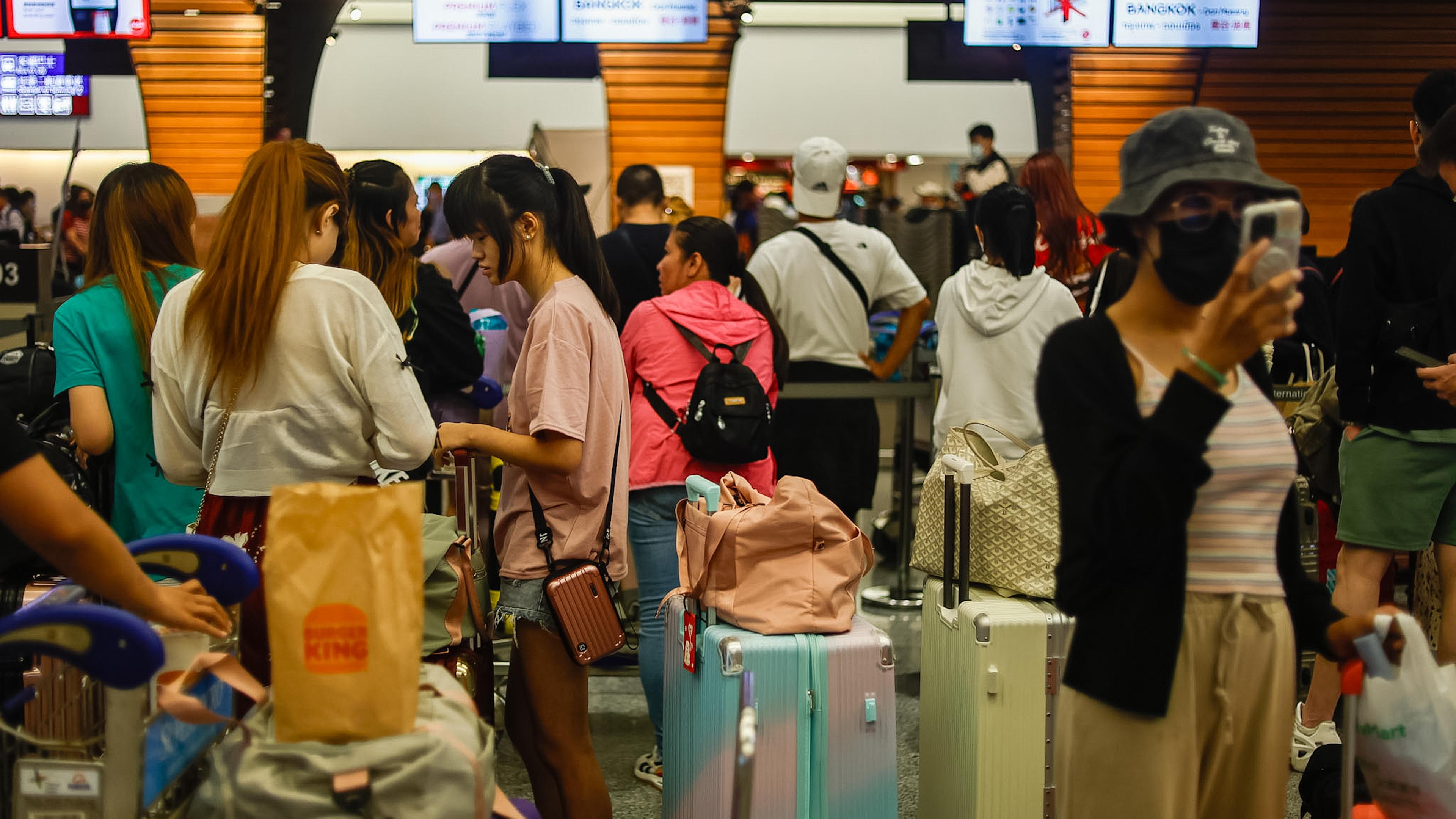 Reisende warten am Flughafen in Taiwan. 