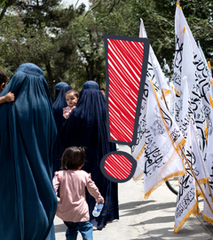 Afghanische Frauen in Burkas mit Kindern auf dem Arm gehen an Taliban-Flaggen vorbei. In der Mitte ein großes rotes Ausrufezeichen. 
