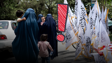 Afghanische Frauen in Burkas mit Kindern auf dem Arm gehen an Taliban-Flaggen vorbei. In der Mitte ein großes rotes Ausrufezeichen. 