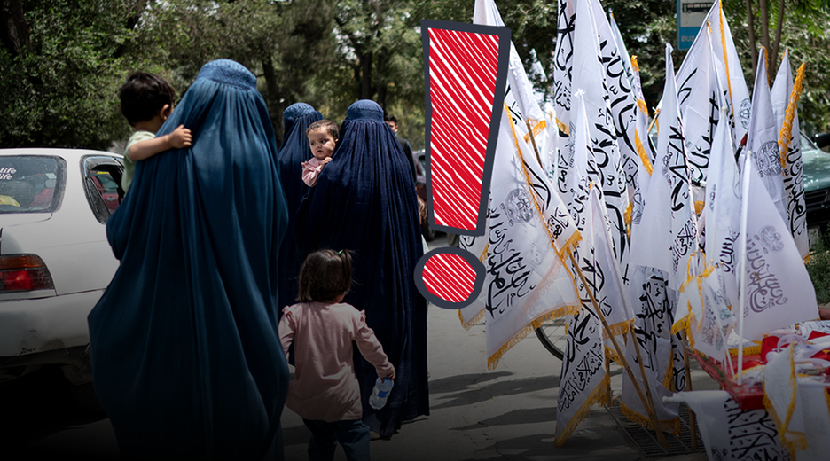 Afghanische Frauen in Burkas mit Kindern auf dem Arm gehen an Taliban-Flaggen vorbei. In der Mitte ein großes rotes Ausrufezeichen. 