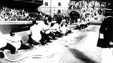 Bei den fuenften olympischen spielen der neuzeit in stockholm kampfen die athleten um medaillen im tauziehen (archivbild von 1912).
