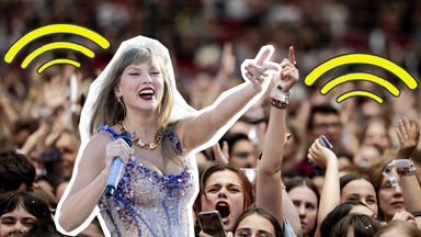 Taylor Swift ausgeschnitten vor Fans und grafisches Zeichen für Beben