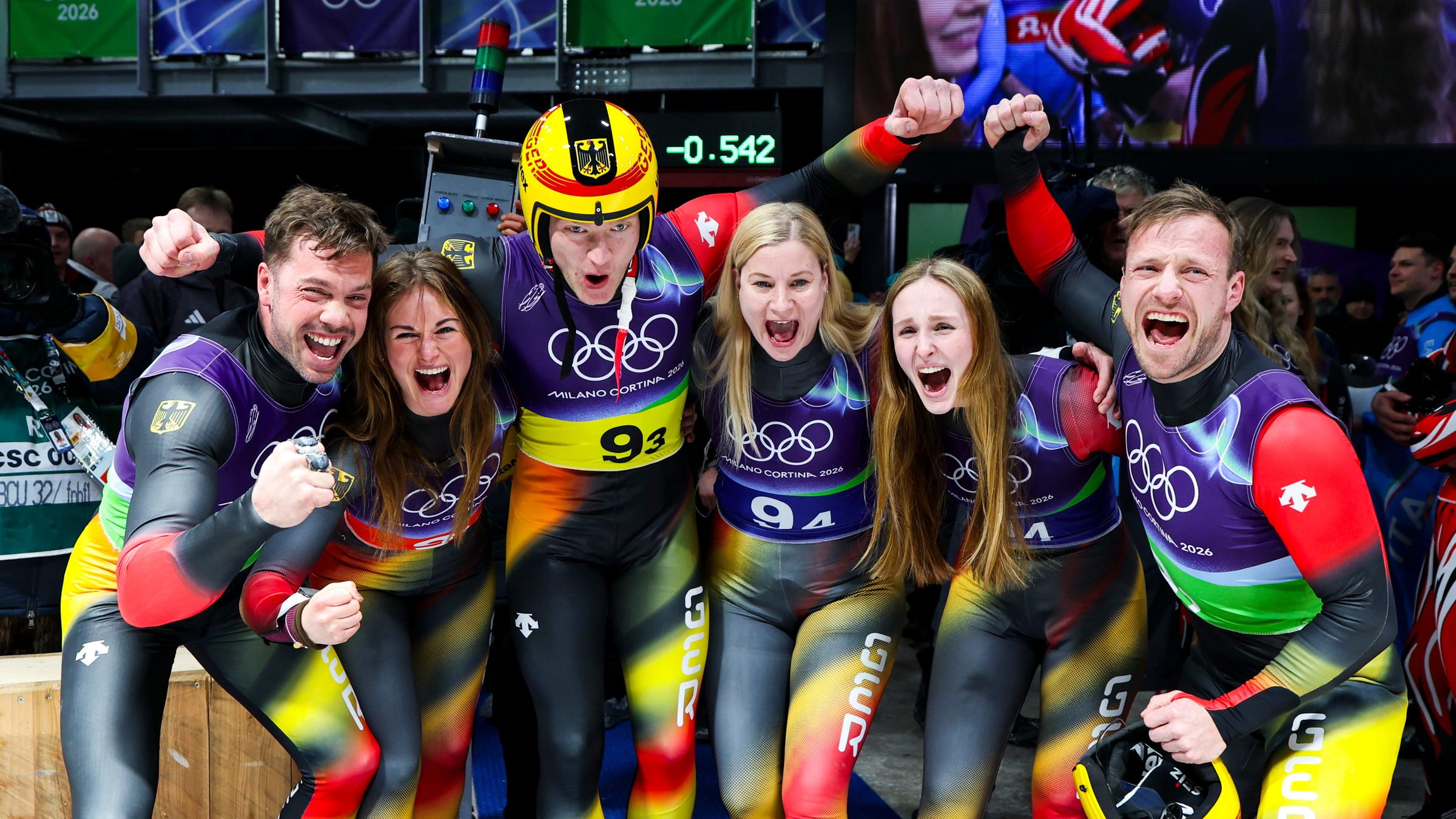 Beim Rennrodeln der Teamstaffel holen sich die deutschen die Goldmedaille
