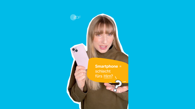 Eine blonde Frau vor neutralem Hintergrund ist zu sehen? Sie hält ein Handy in der Hand. Daneben ist die Sprechblase: "Smartphone = schlecht für's Hirn?"