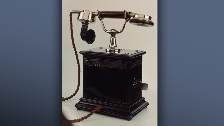 Alter Fernsprechapparat. 