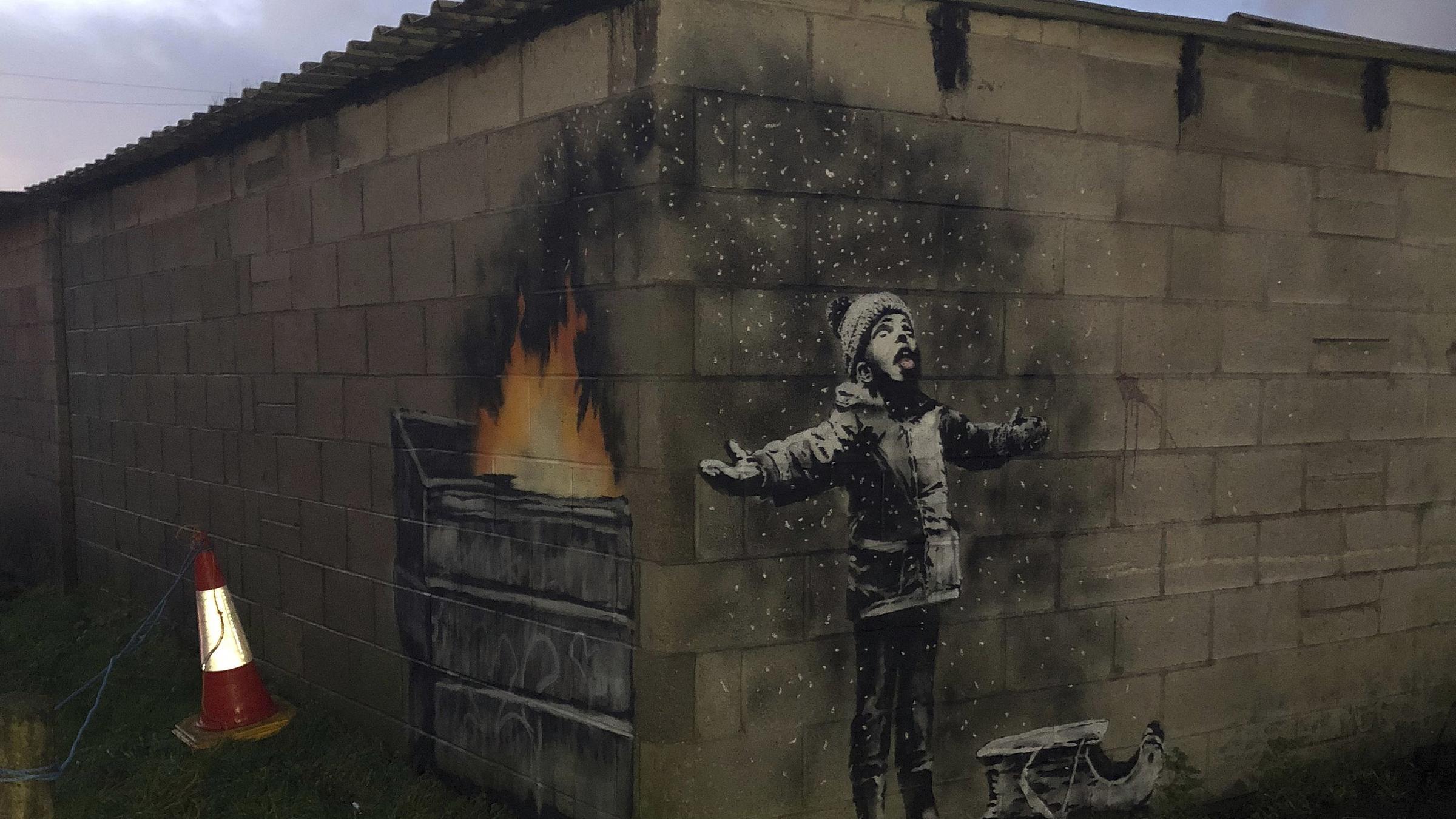 Banksy-Graffiti an der Wand einer Garage in Wales.