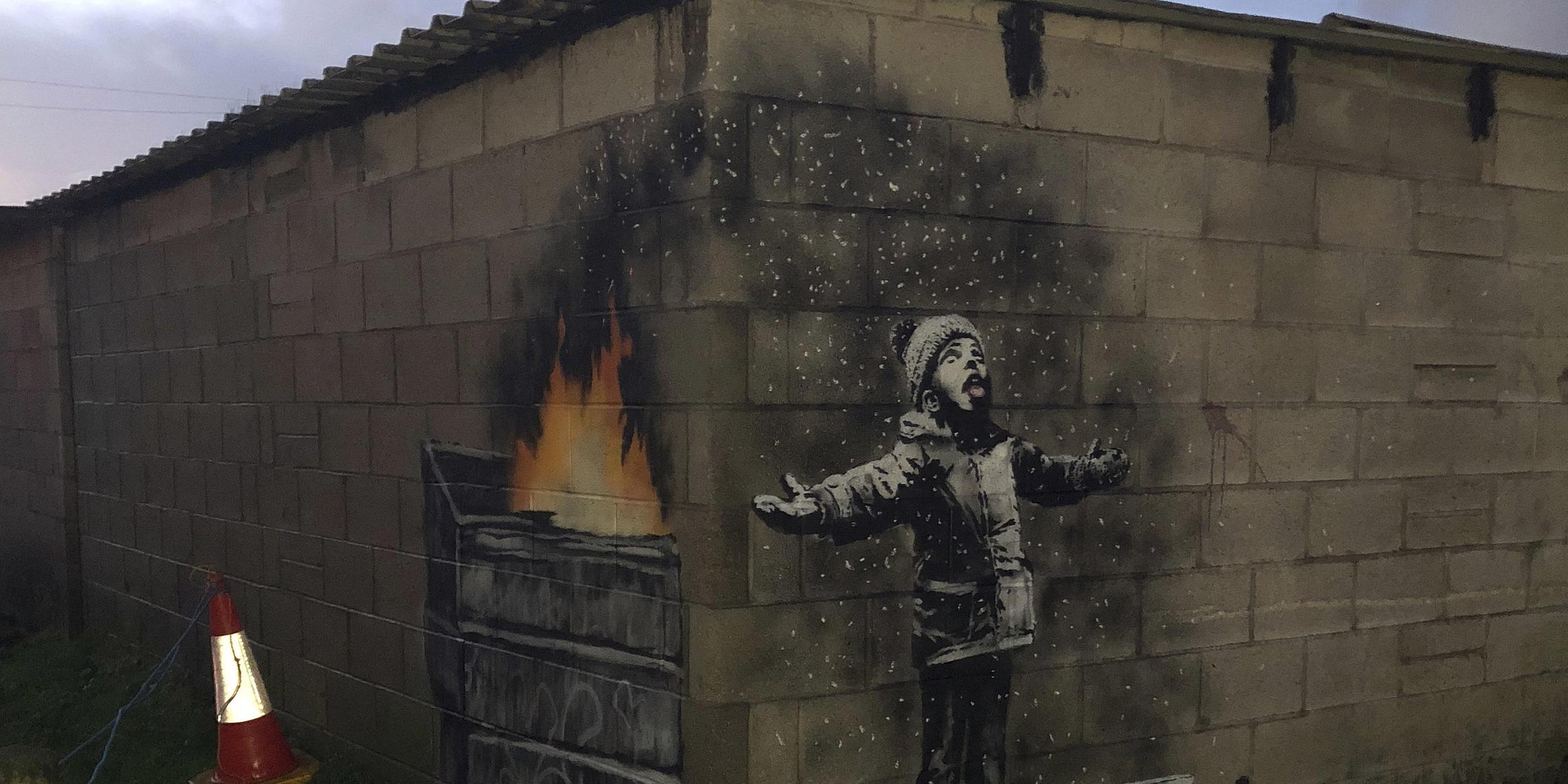 Banksy-Graffiti an der Wand einer Garage in Wales.