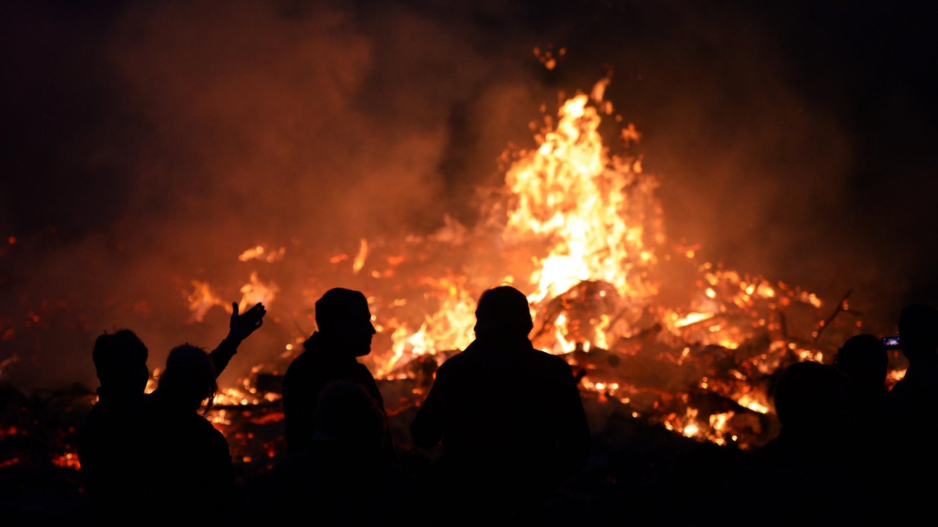 Beliebte, aber auch gefährliche Tradition: Osterfeuer. Archivbild