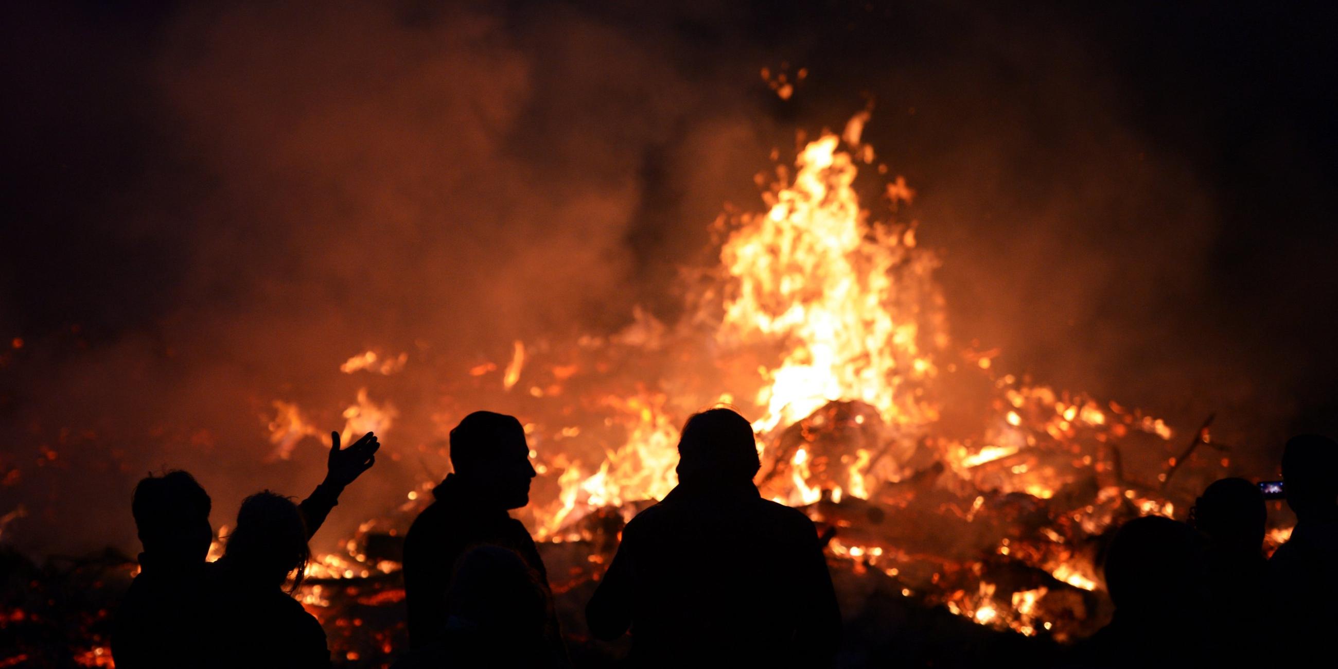 Beliebte, aber auch gefährliche Tradition: Osterfeuer. Archivbild