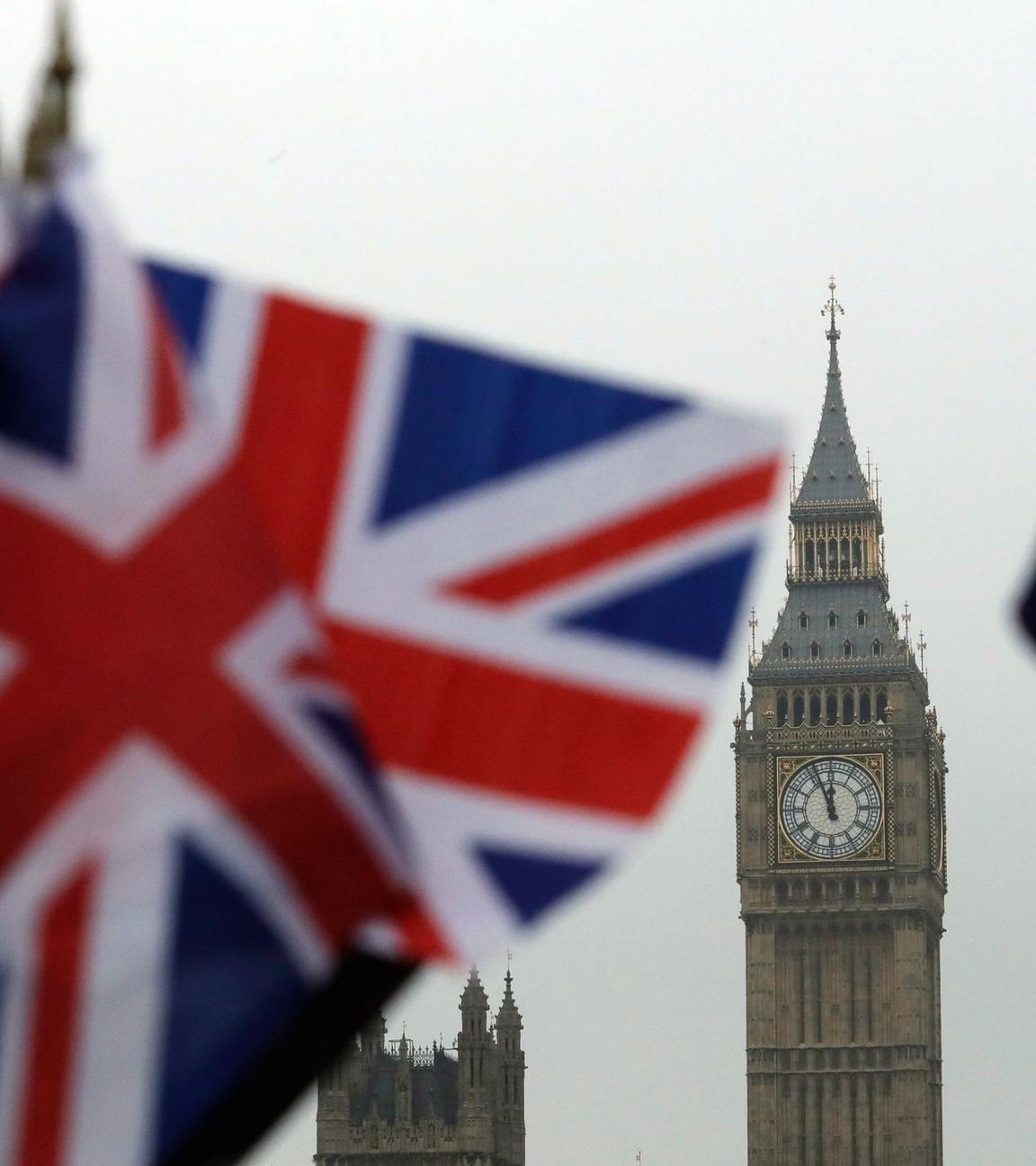 Britische Flaggen in der Nähe des Big Ben. Symbolbild