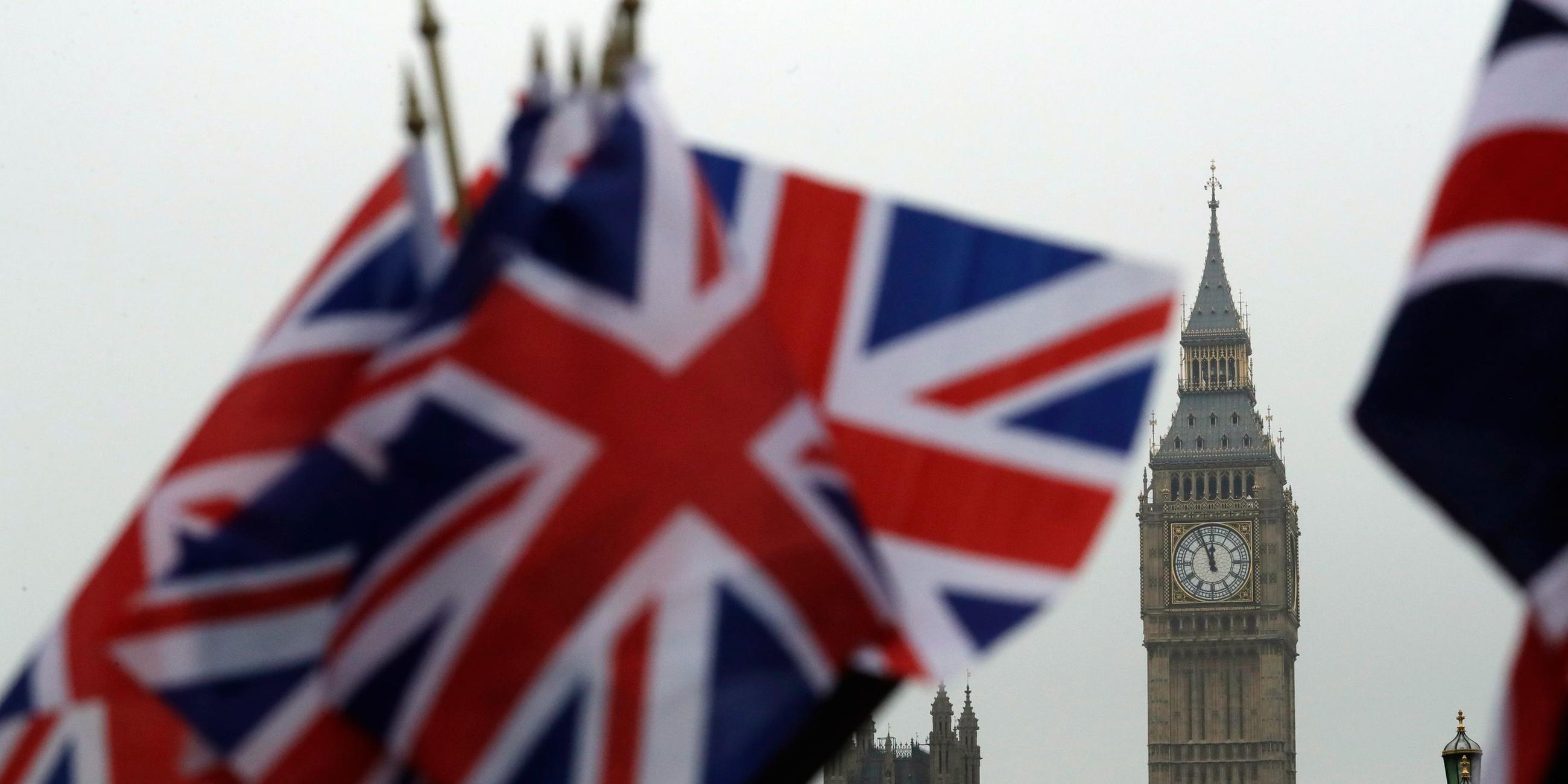 Britische Flaggen in der Nähe des Big Ben. Symbolbild