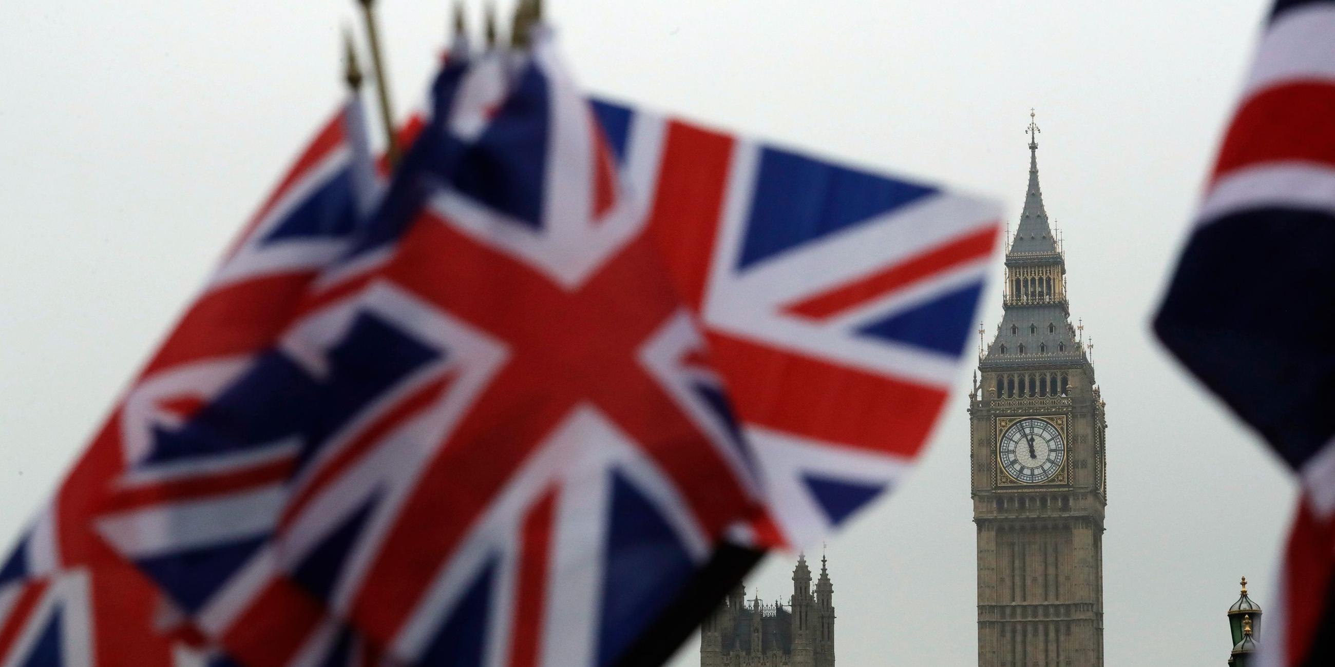 Britische Flaggen wehen in der Nähe des Big Bens. Archivbild