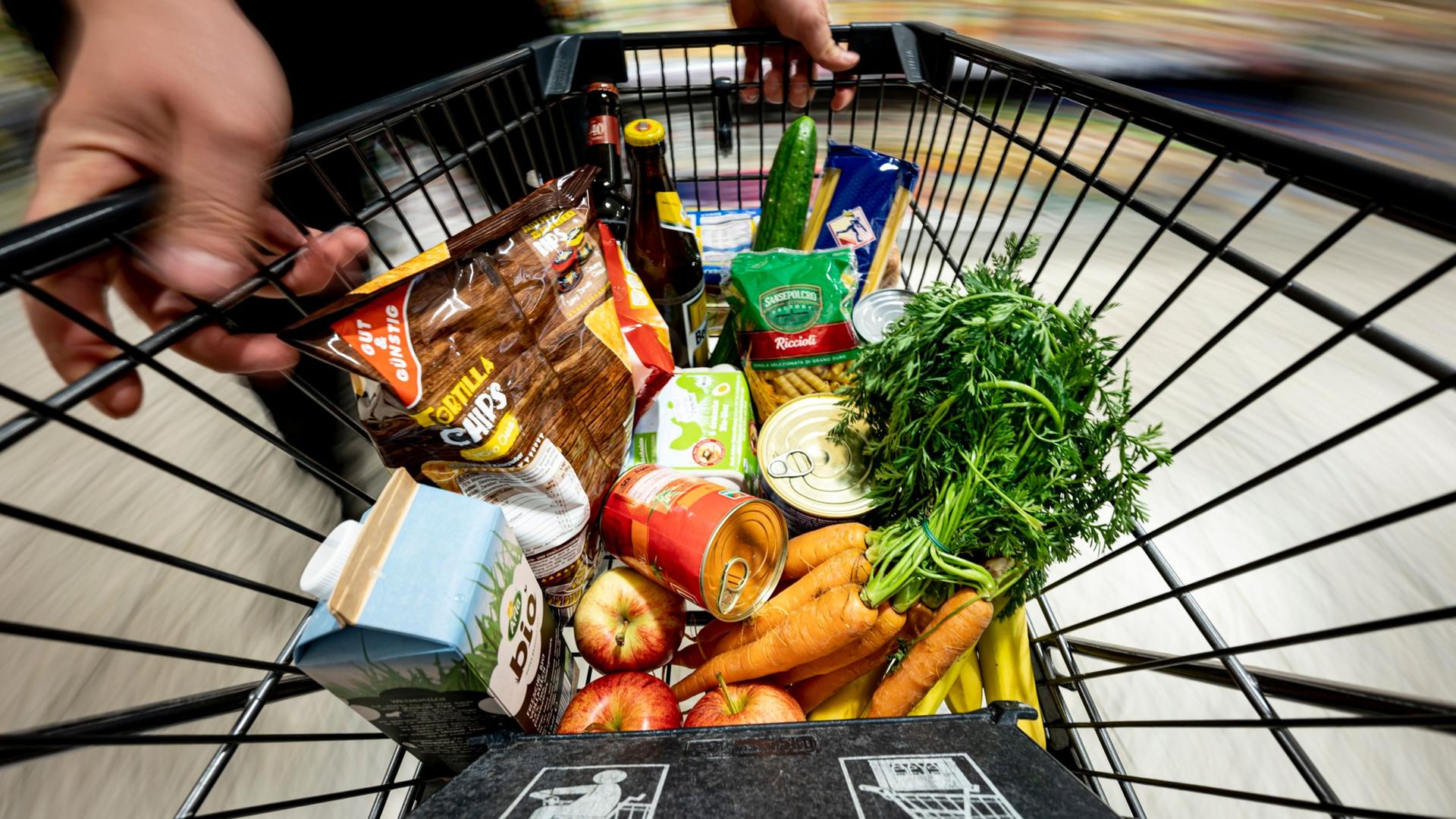 Ein Einkauf liegt in einem Einkaufswagen. Archivbild