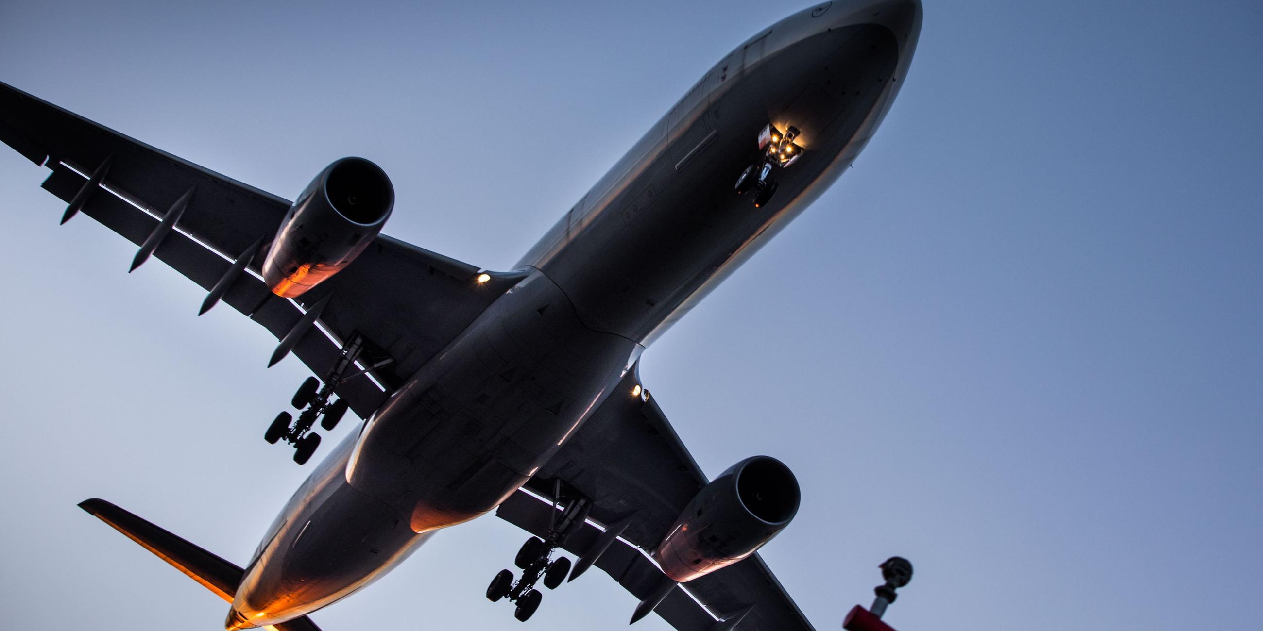 Ein Flugzeug bei der Landung. Symbolbild