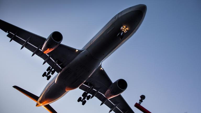 Ein Flugzeug bei der Landung. Symbolbild