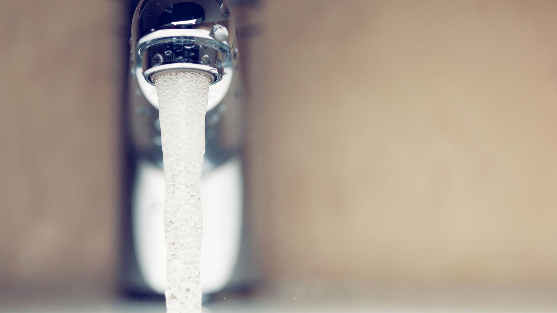 Ein laufender Wasserhahn. Archivbild