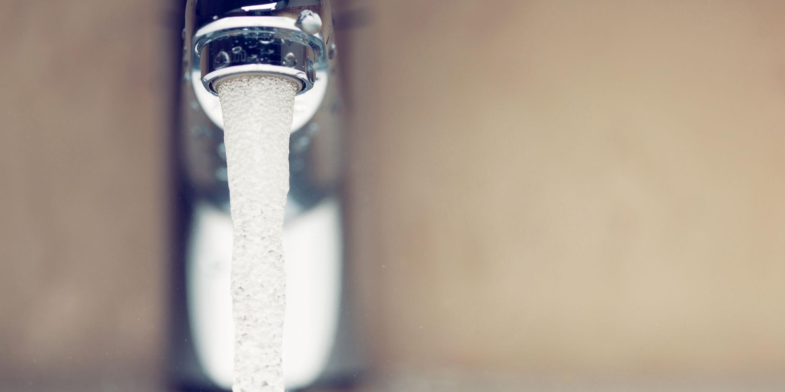 Ein laufender Wasserhahn. Archivbild