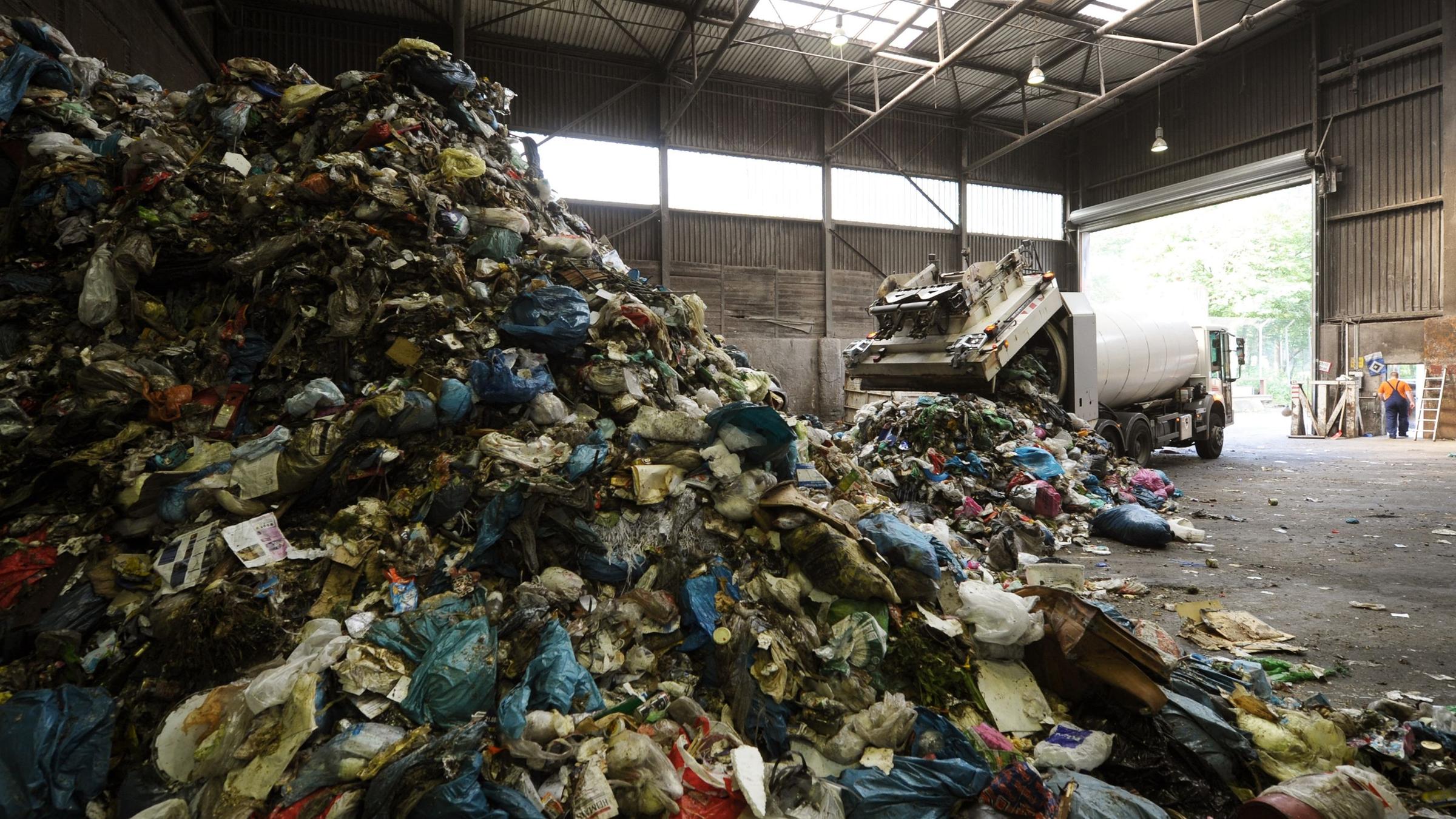 Ein Sammelfahrzeug entlädt Hausmüll. Archivbild