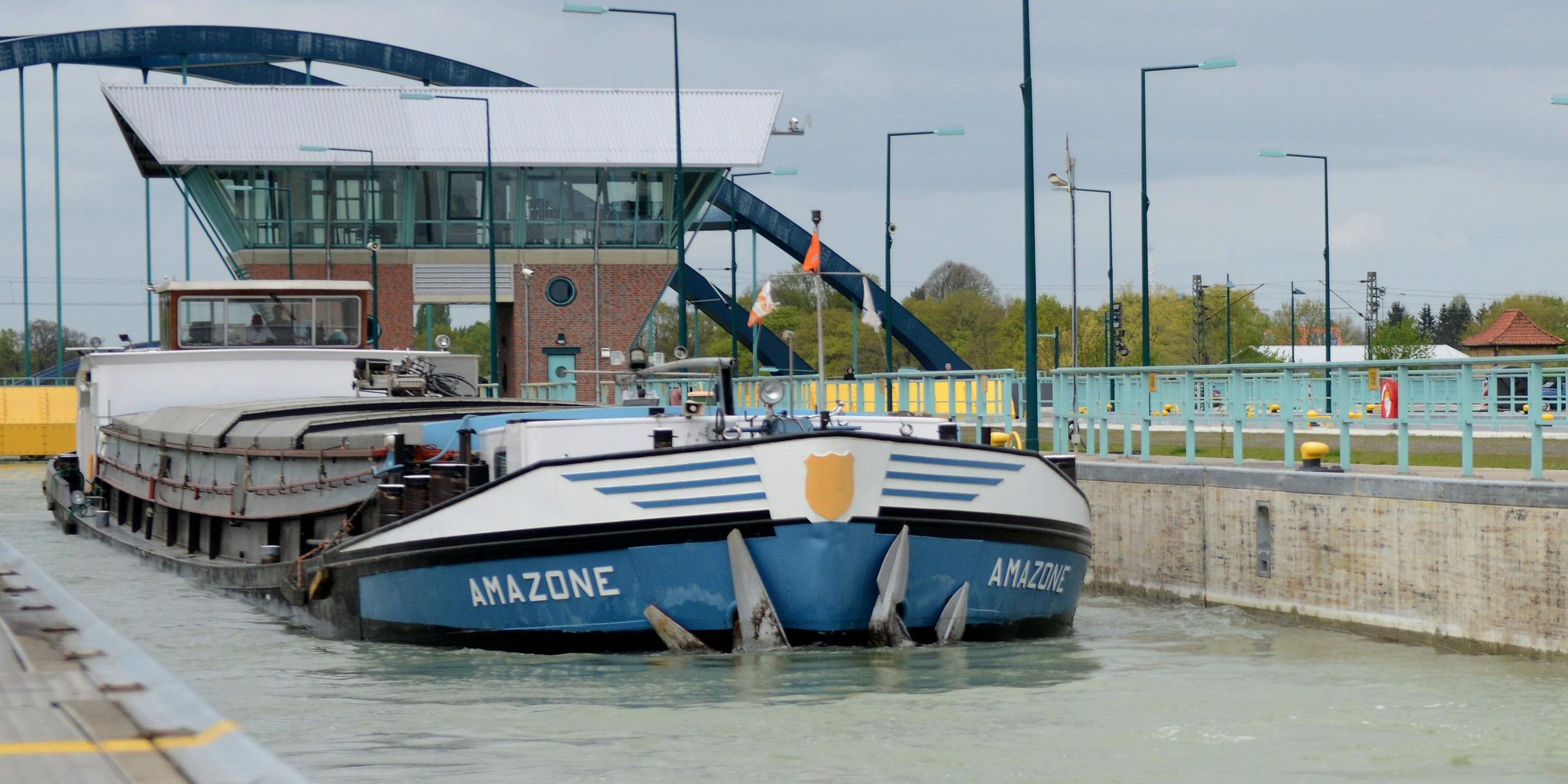Ein Schiff in der Schleuse des Dortmund-Ems-Kanals.