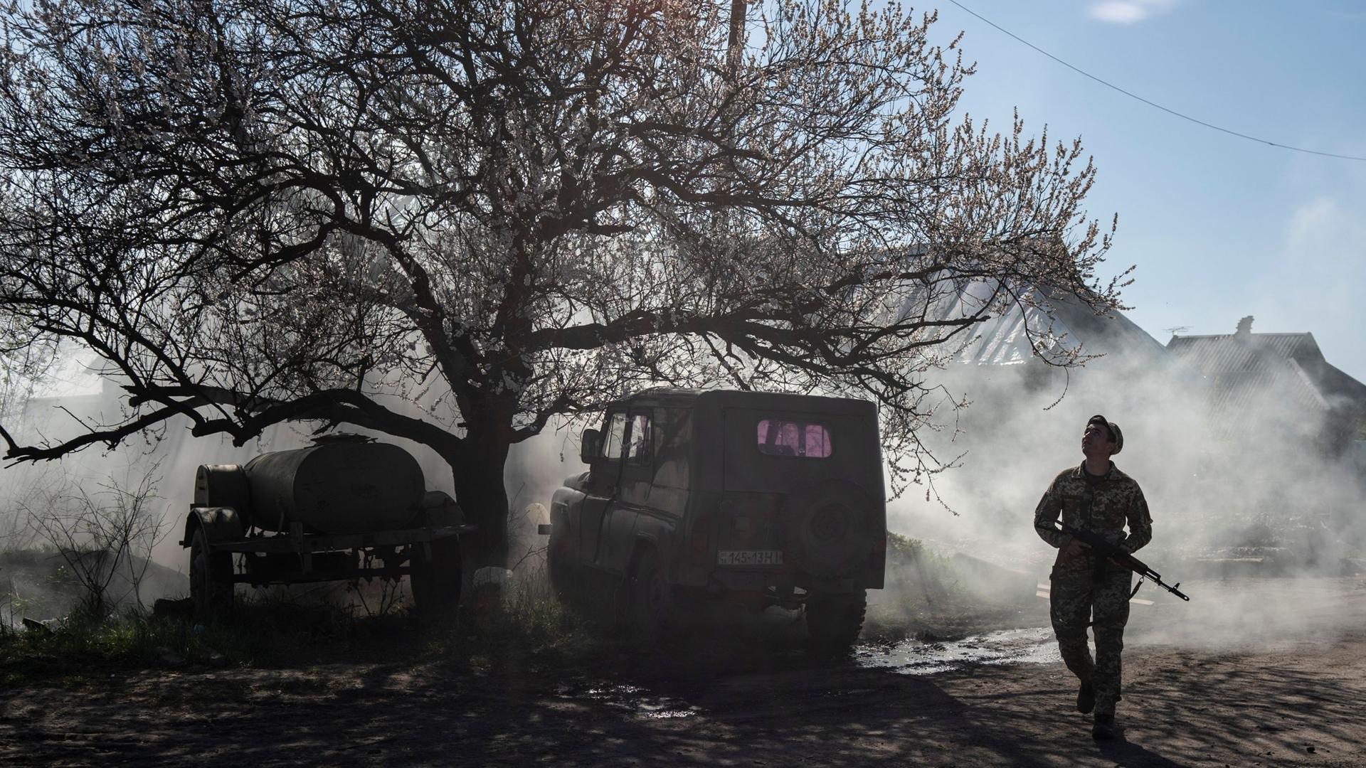Ein ukrainischer Soldat bewacht eine Position. Archivbild