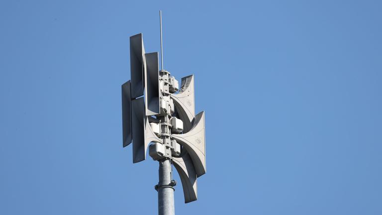 Eine Alarmsirene ist an einem Mast befestigt. Symbolbild