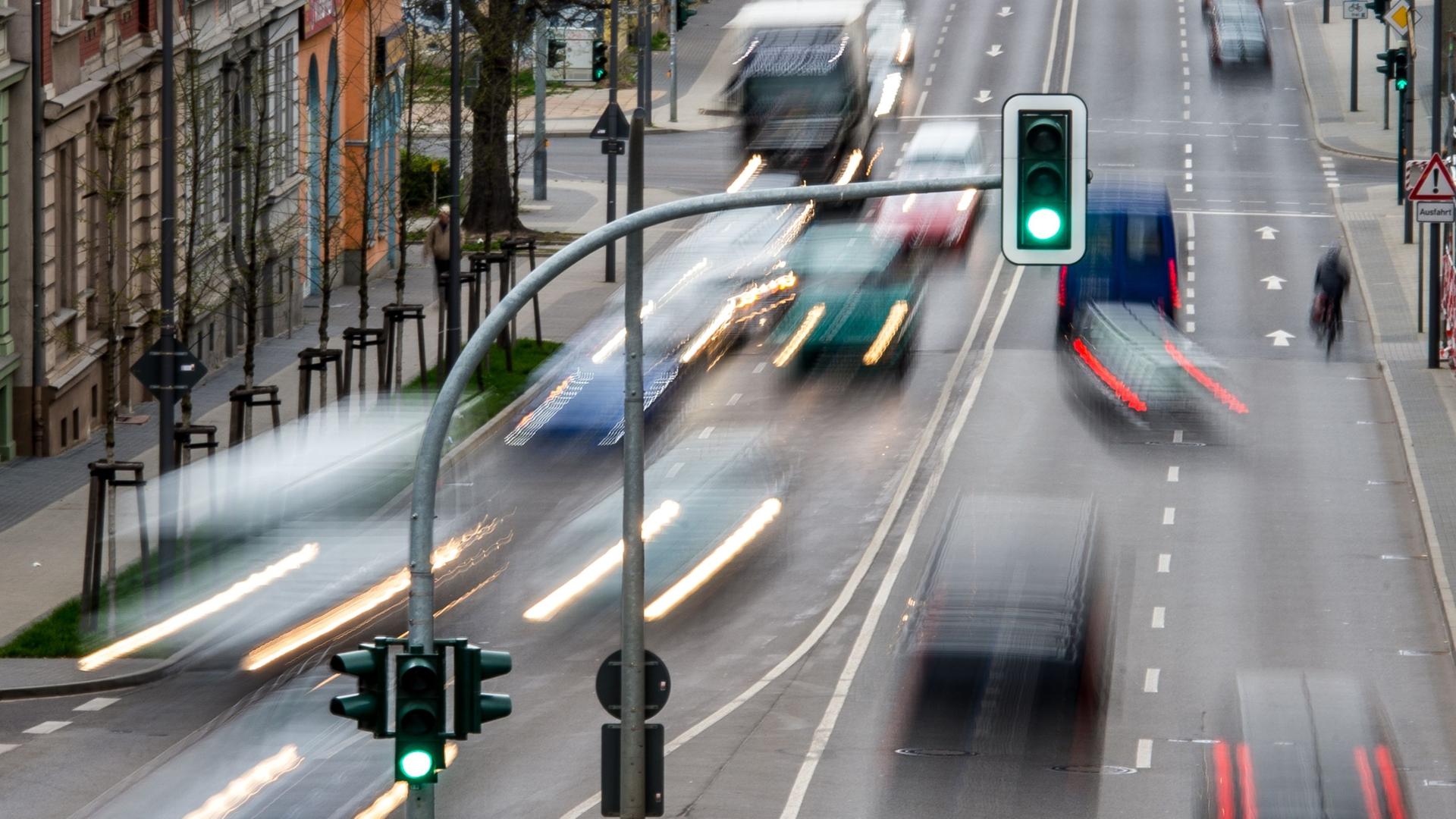 Eine befahrene Straße in Frankfurt (Oder).