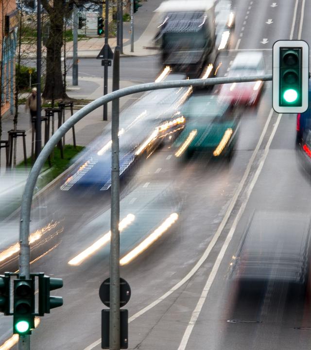 Eine befahrene Straße in Frankfurt (Oder).