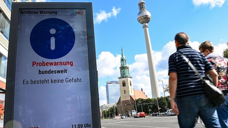 Eine Informationstafel zum bundesweiten Warntag in Berlin.