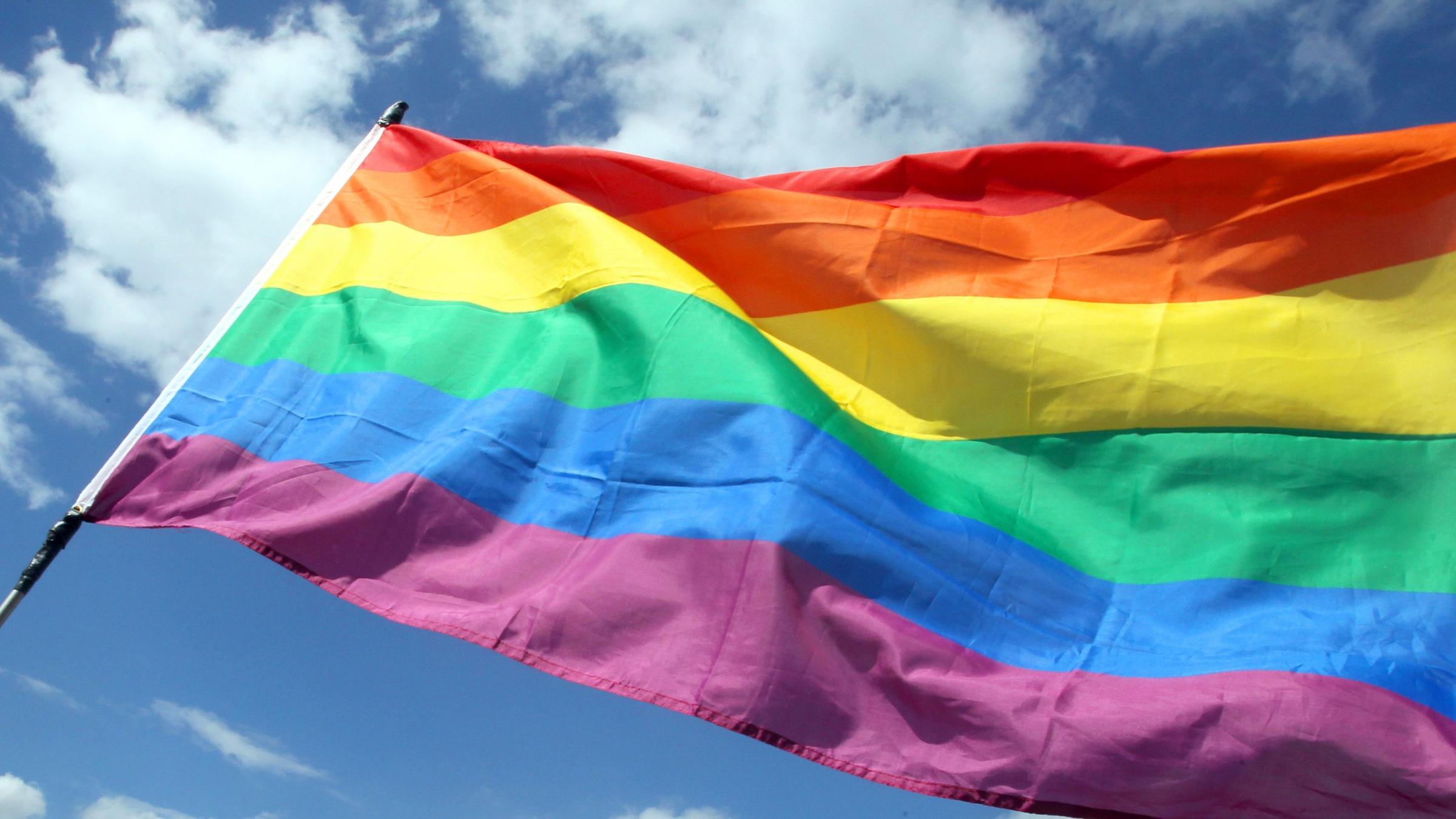 Eine Regenbogenfahne weht. Symbolbild