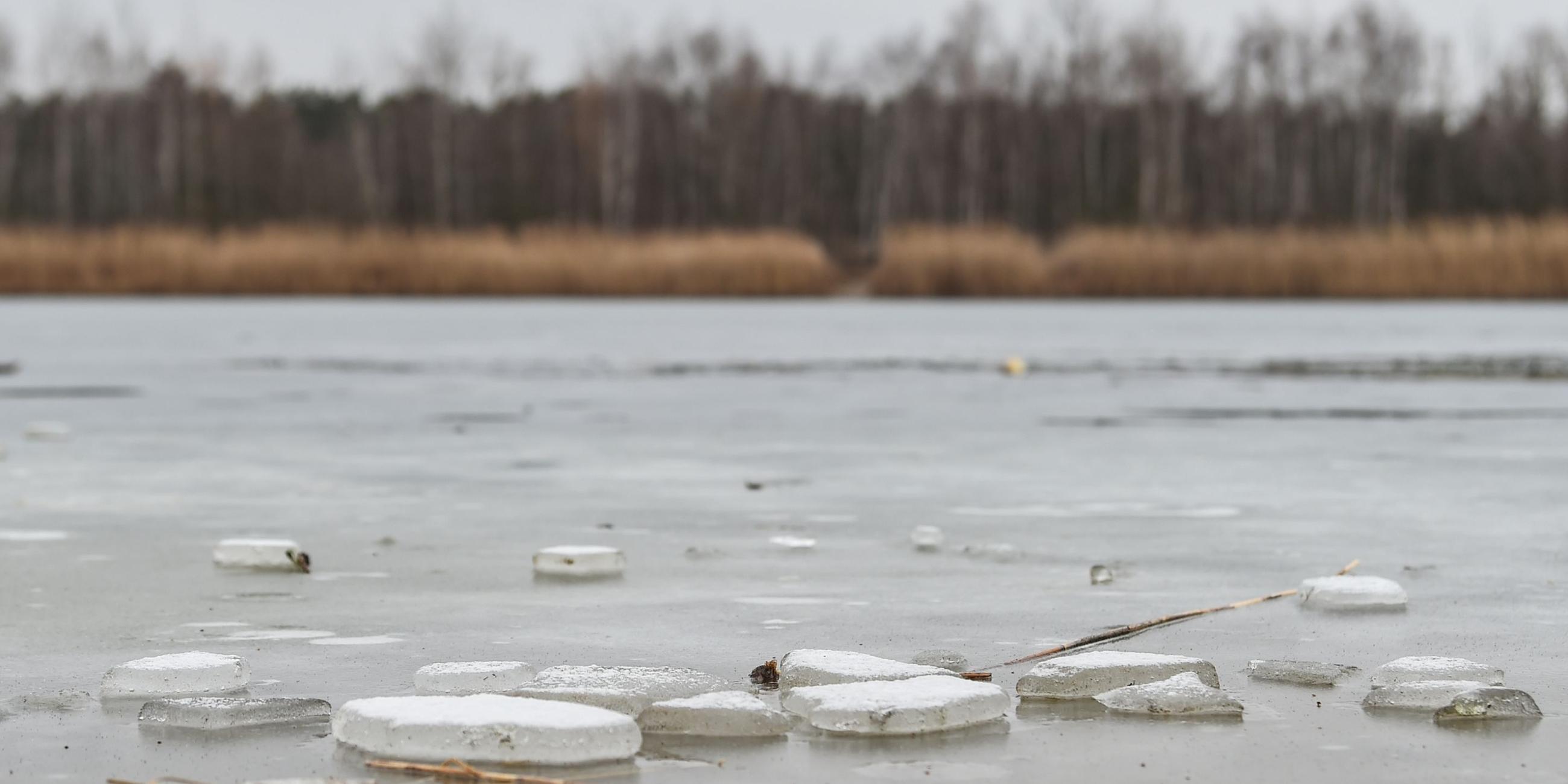Eisstücke liegen auf einem See. Symbolbild