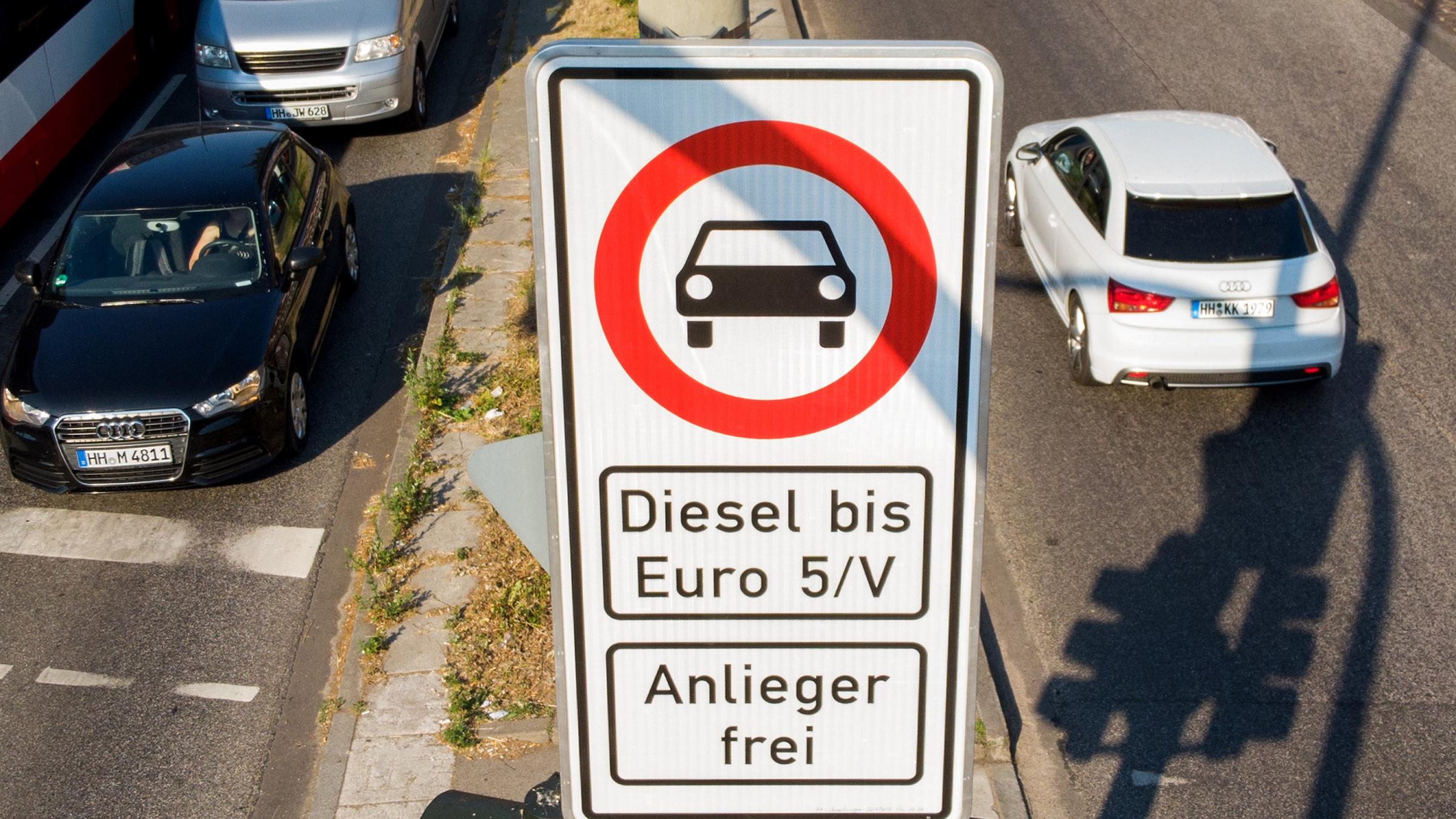 Fahrverbotsschild für Fahrzeuge mit Diesel-Motor in Hamburg.
