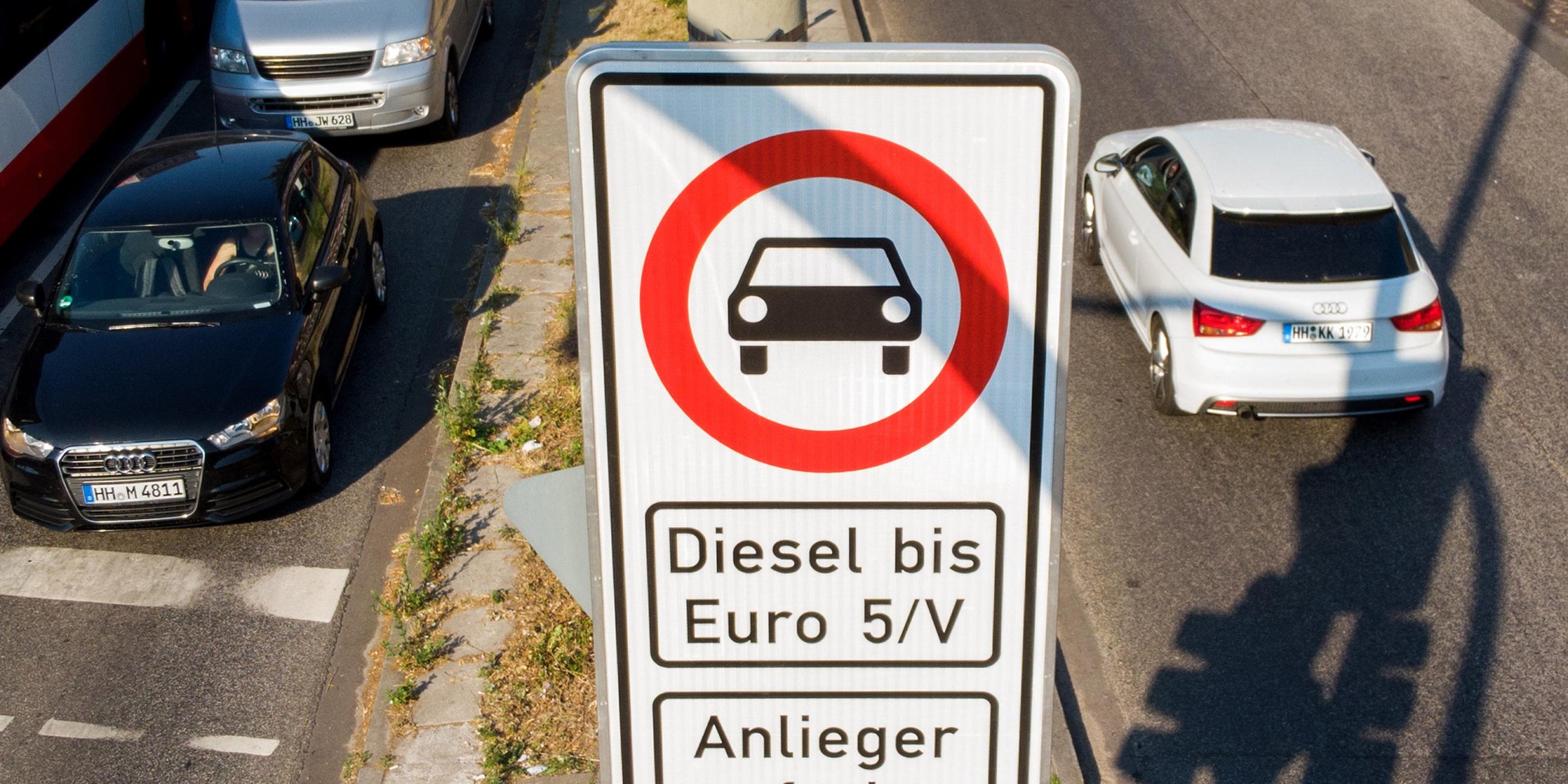Fahrverbotsschild für Fahrzeuge mit Diesel-Motor in Hamburg.