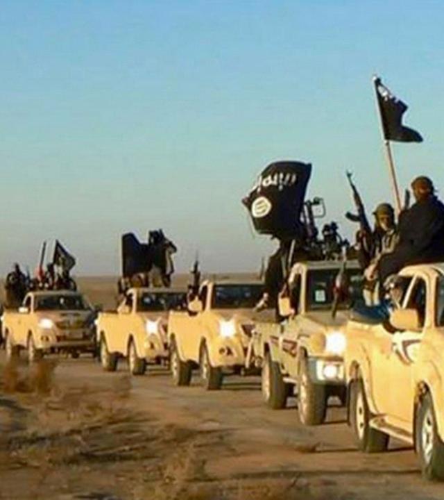 Fahrzeugkonvoi mit Mitgliedern der Terrormiliz IS. Archivbild