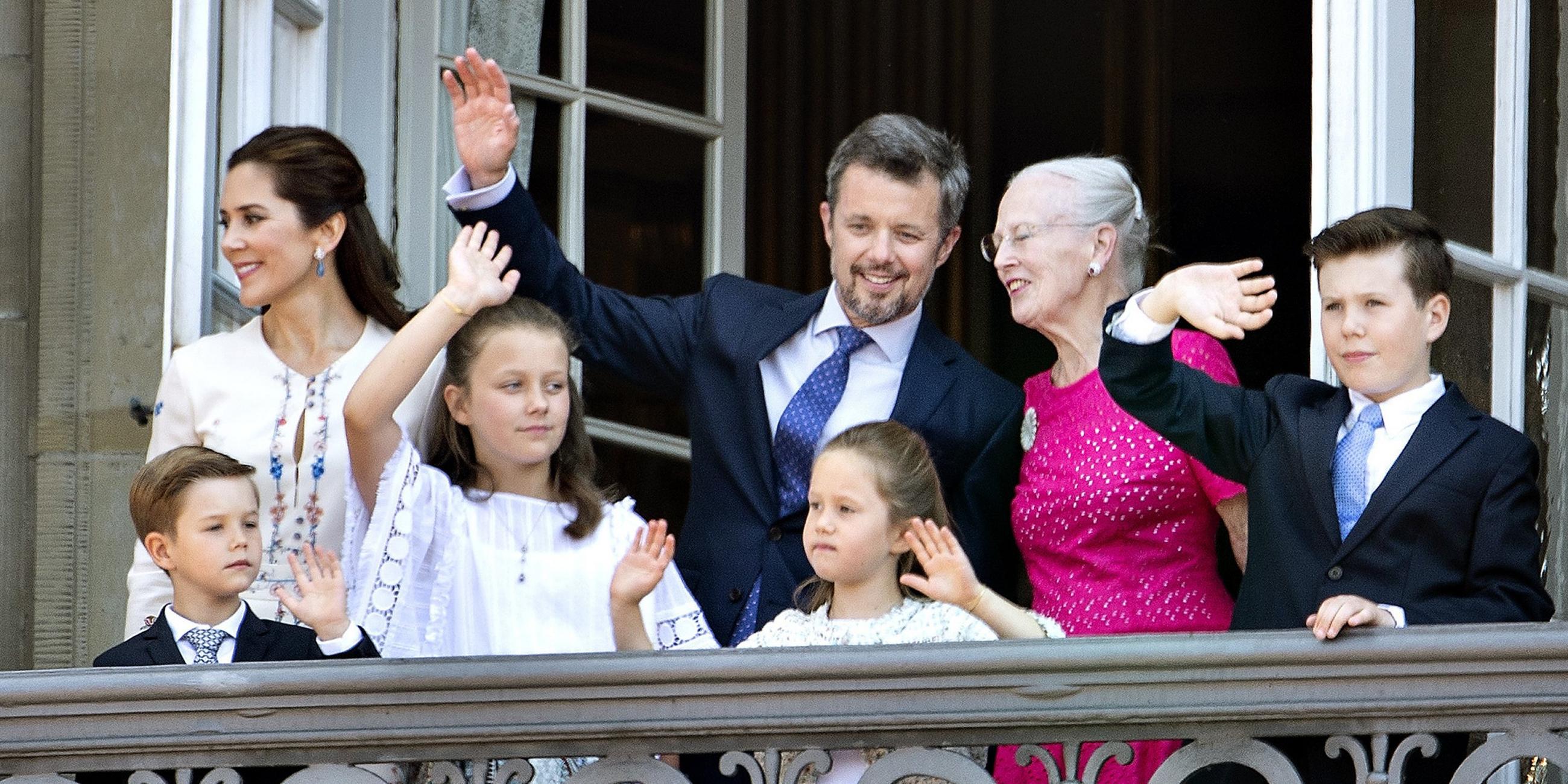 Kronprinz Frederik (M) mit Margrethe II., Mary und den Kindern.