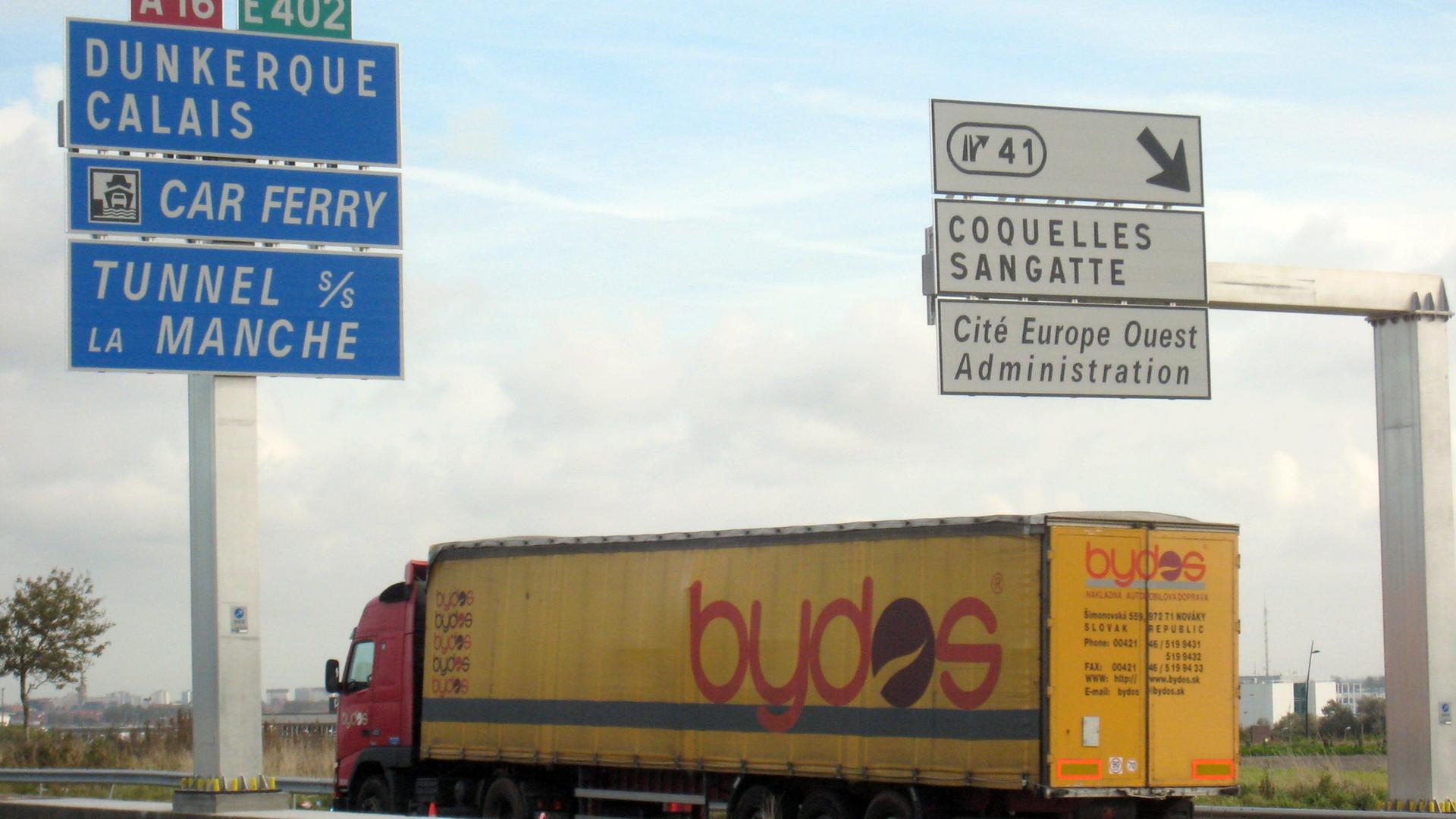 Laster nach England (Symbolbild)