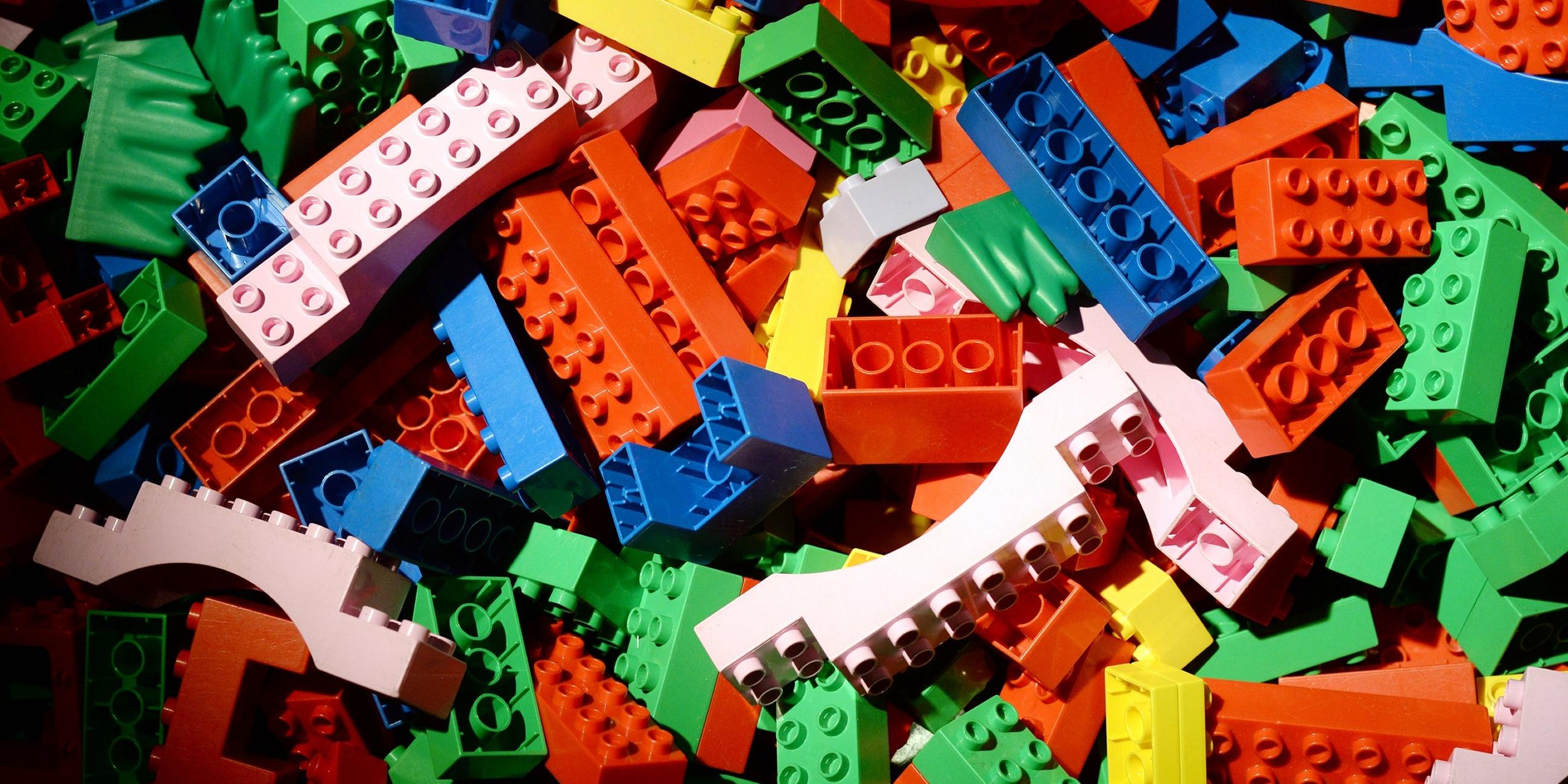 Lego kurbelt den Verkauf von bunten Legosteinen wieder an.