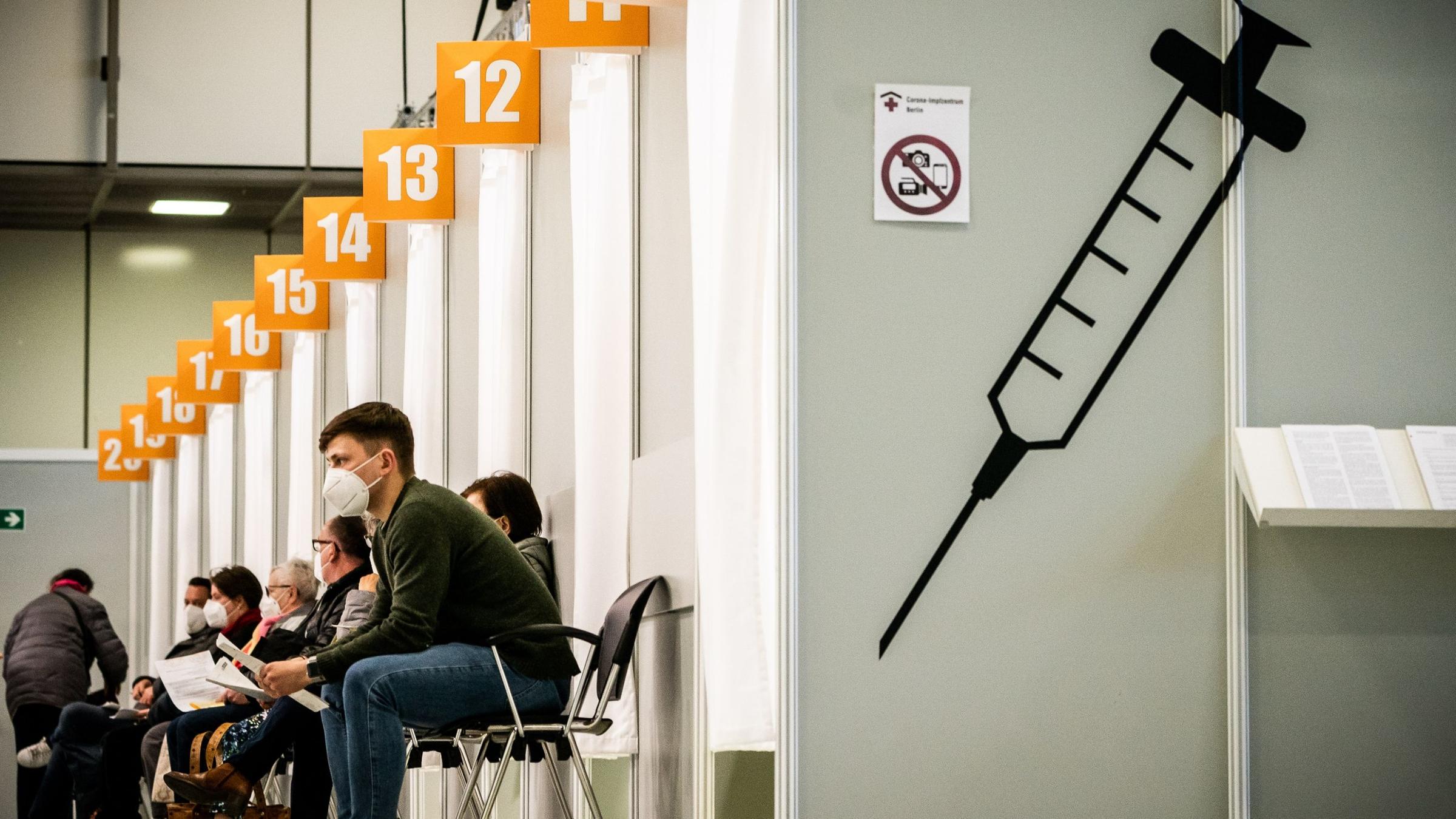 Menschen warten auf ihre Impfung in Berlin. Symbolbild