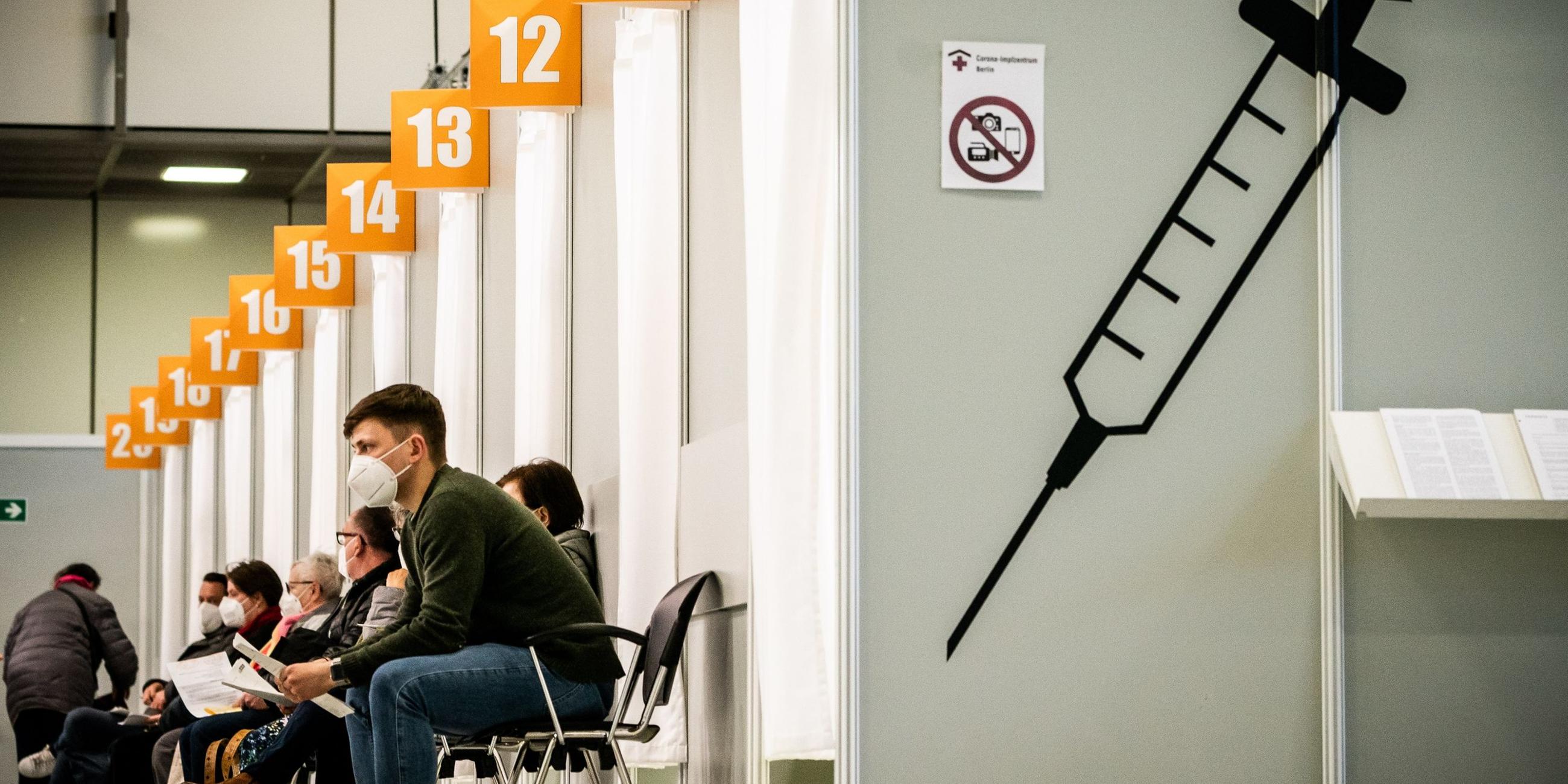 Menschen warten auf ihre Impfung in Berlin. Symbolbild