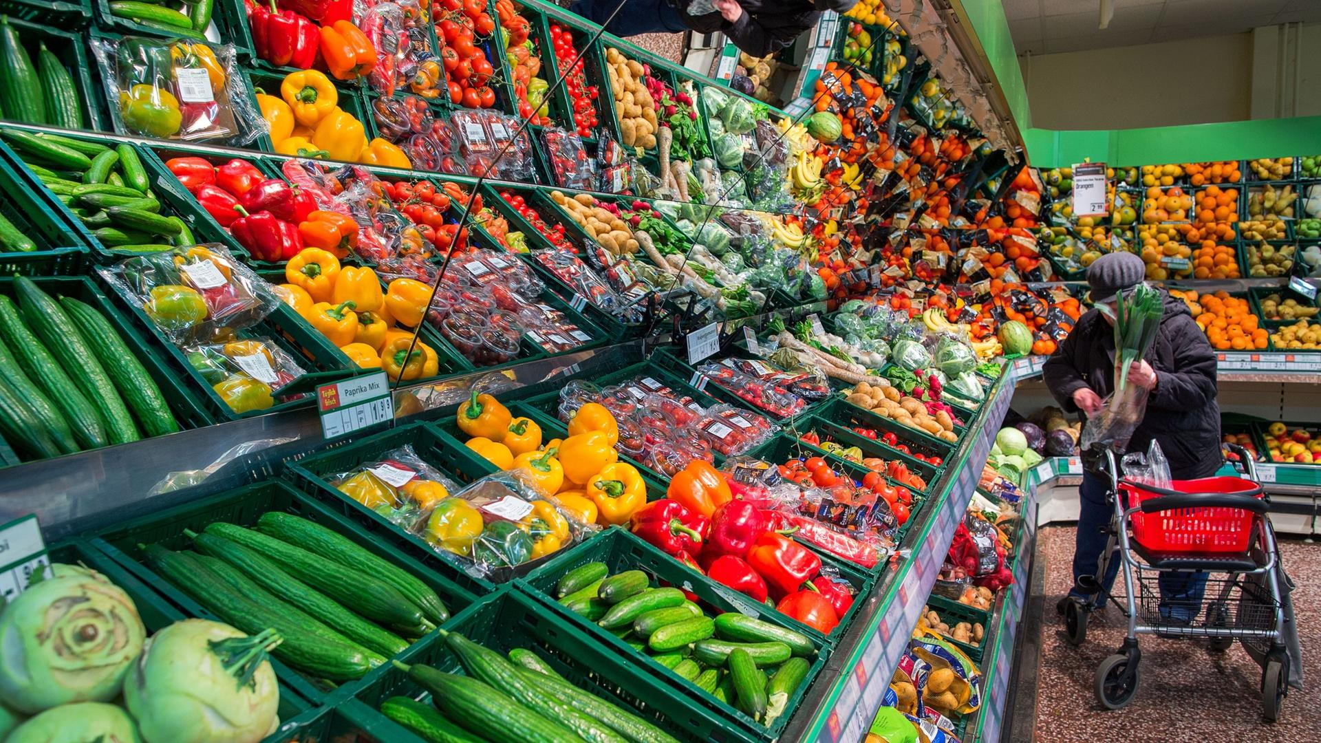 Obst und Gemüse in einem Supermarkt.