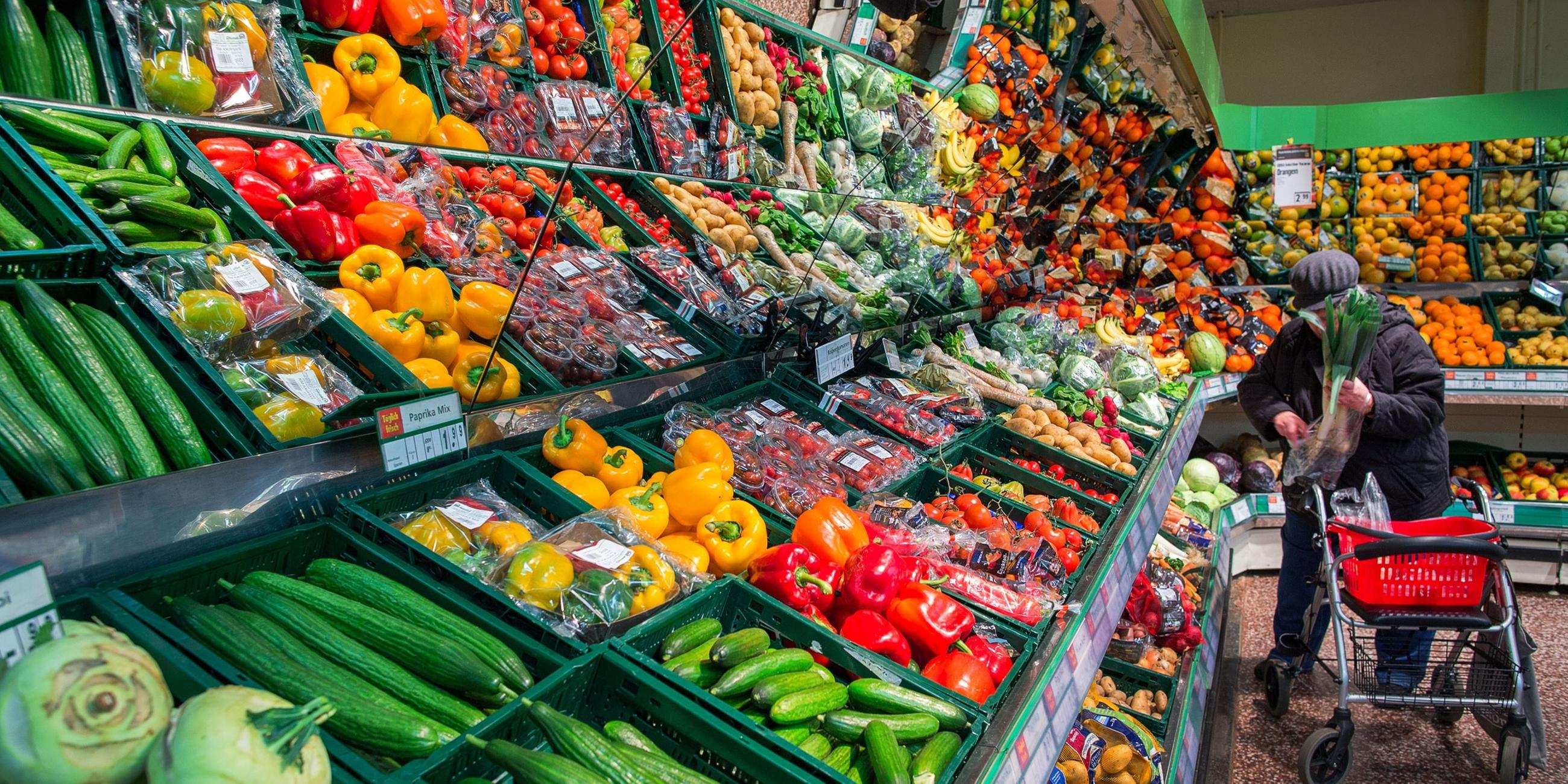 Obst und Gemüse in einem Supermarkt.