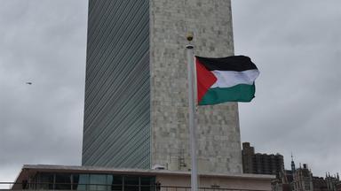 So sieht die palästinensische Flagge aus: Schwarz, Weiß, Grün, Rot.