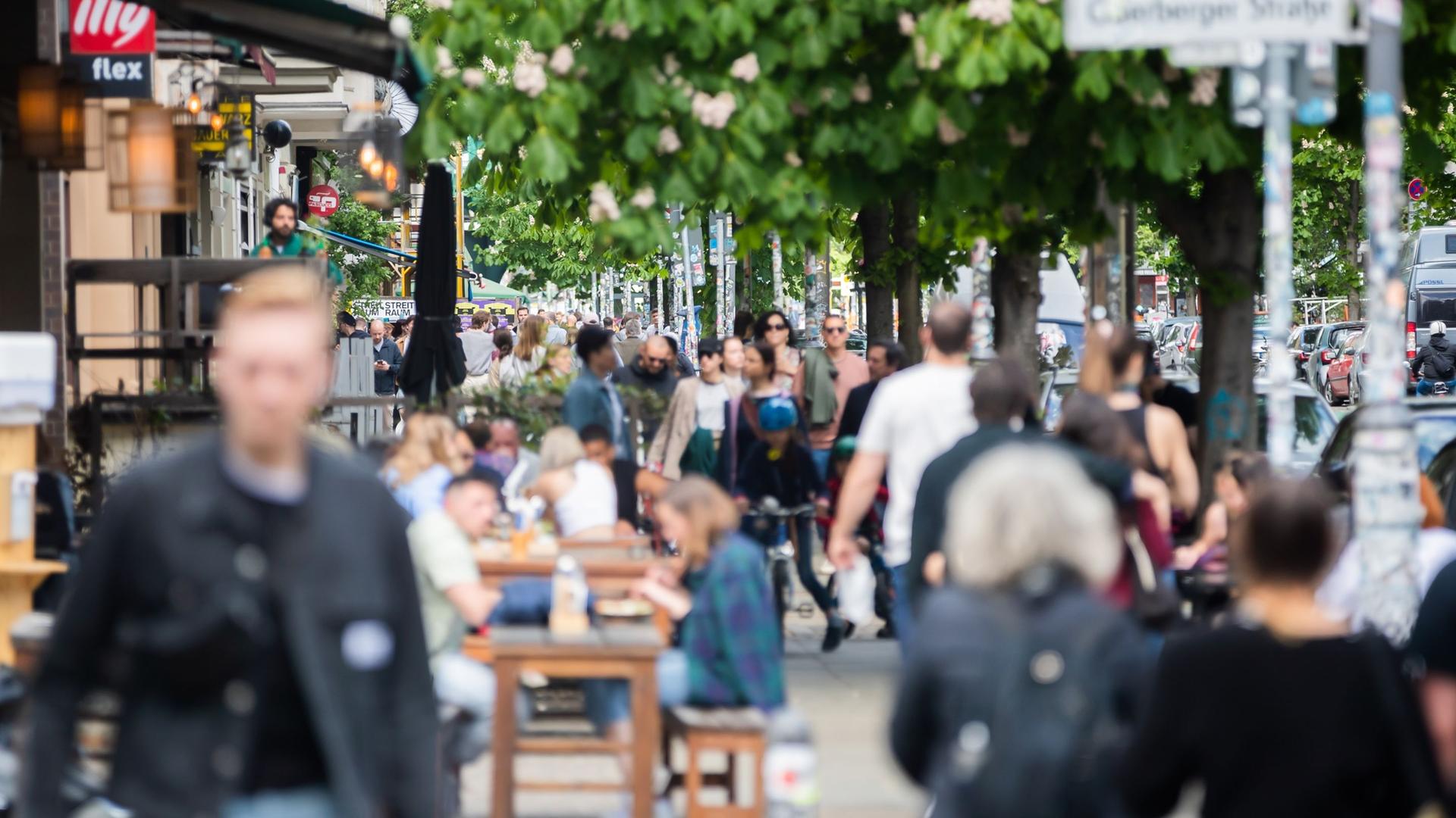 Passanten gehen im Berliner Bezirk Prenzlauer Berg.
