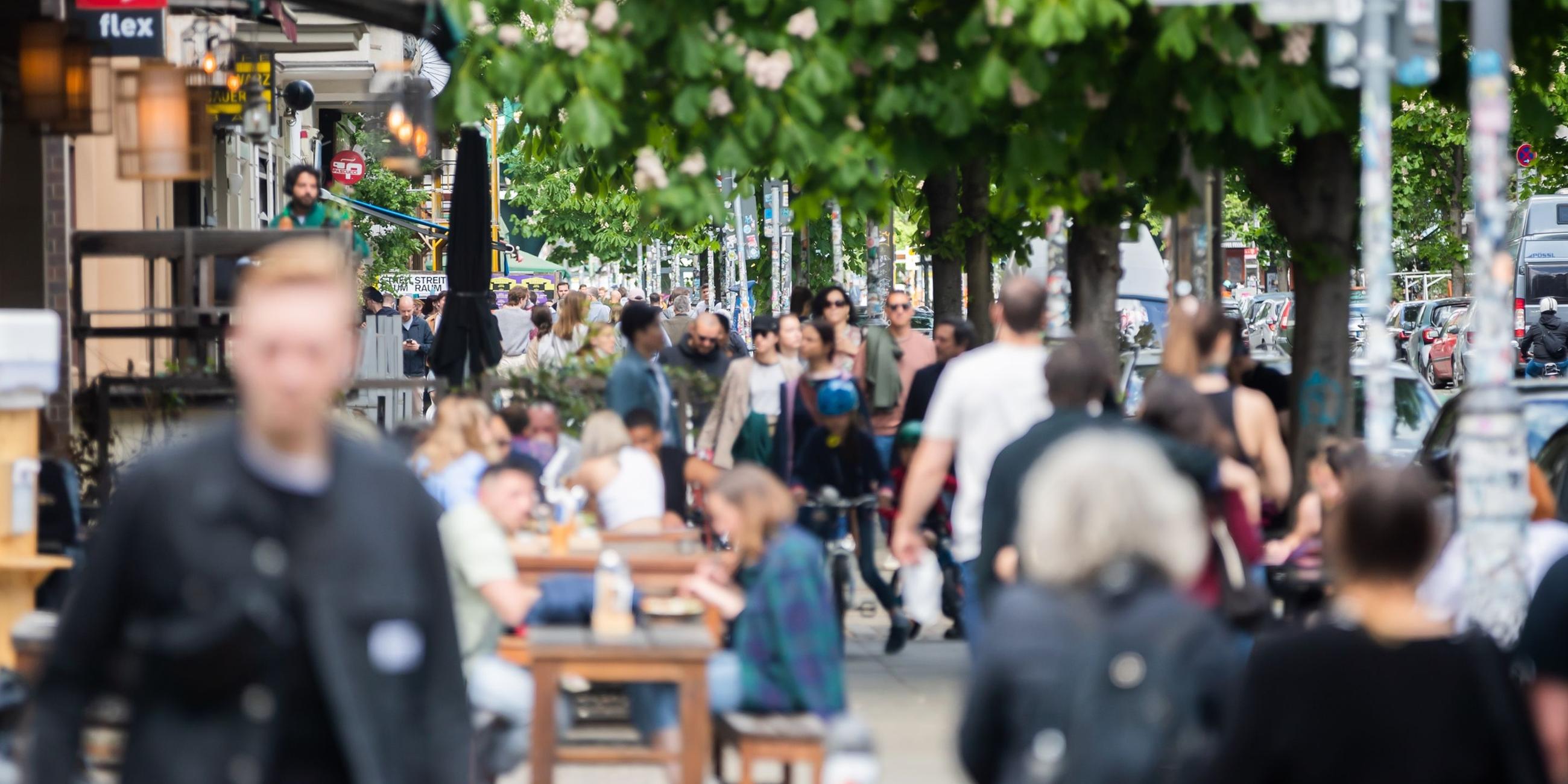 Passanten gehen im Berliner Bezirk Prenzlauer Berg.