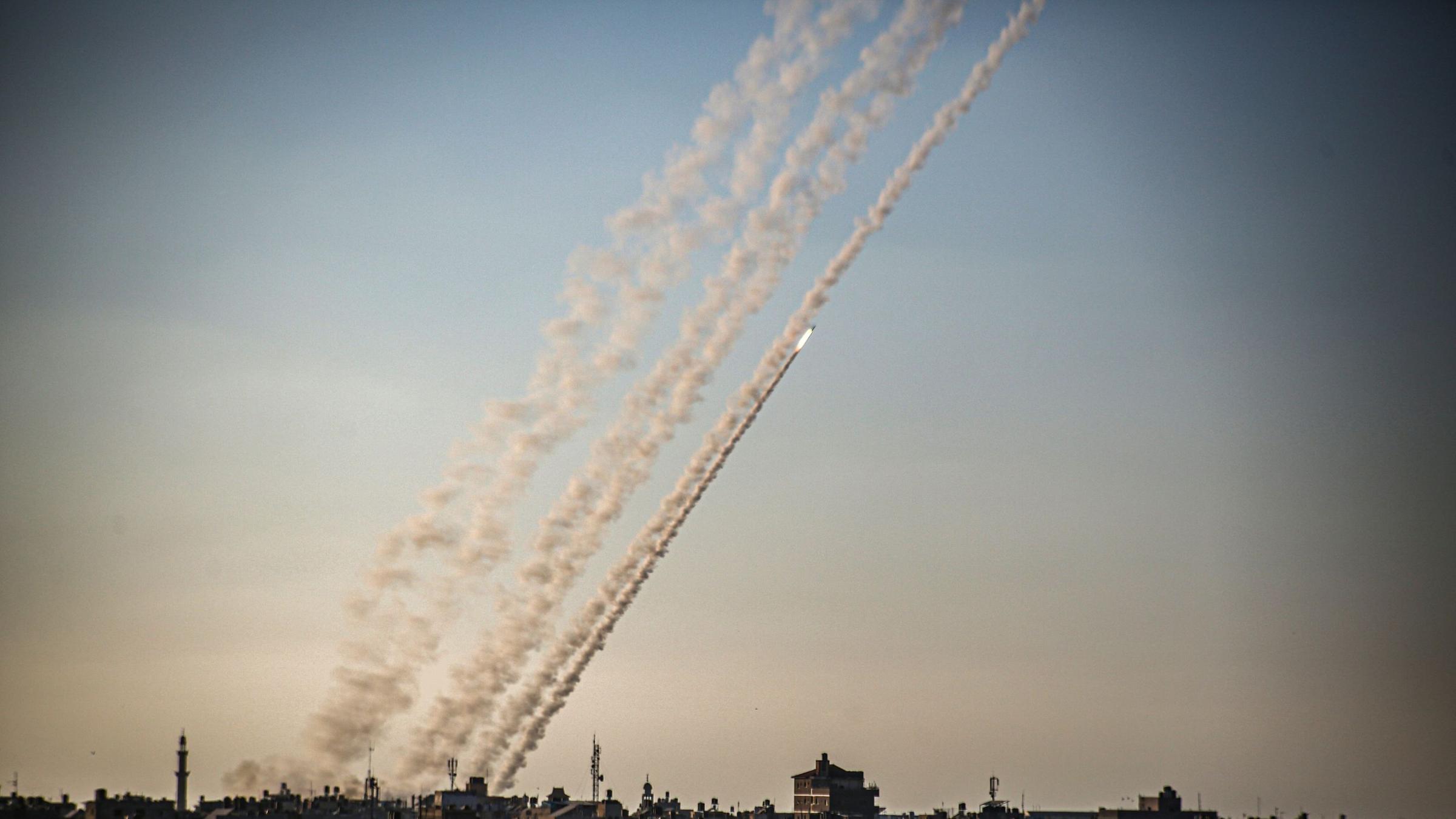 Raketen werden aus Gaza in Richtung Israel geschossen. Symbolbild