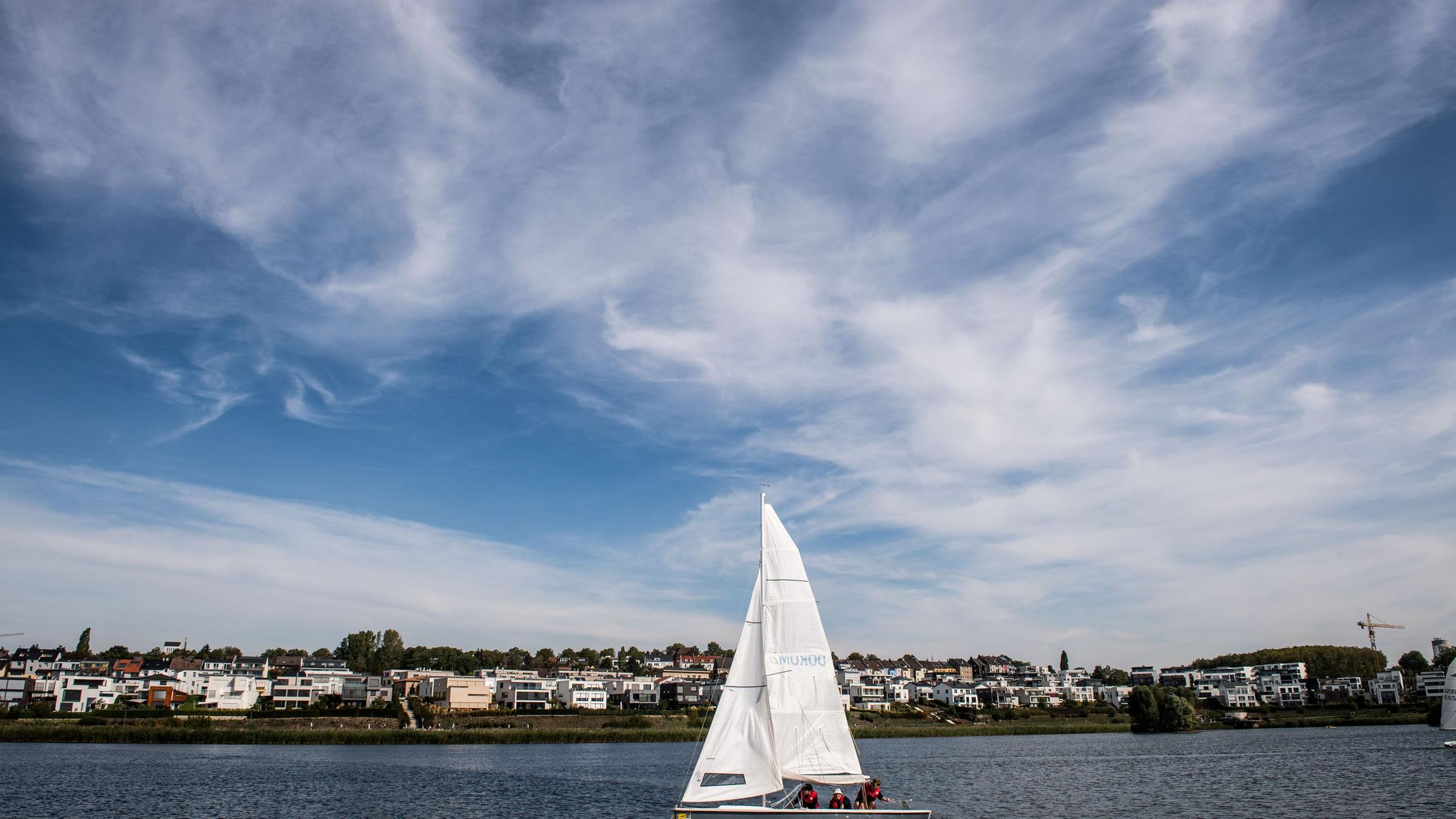 Segler genießen in Dortmund den Spätsommer.