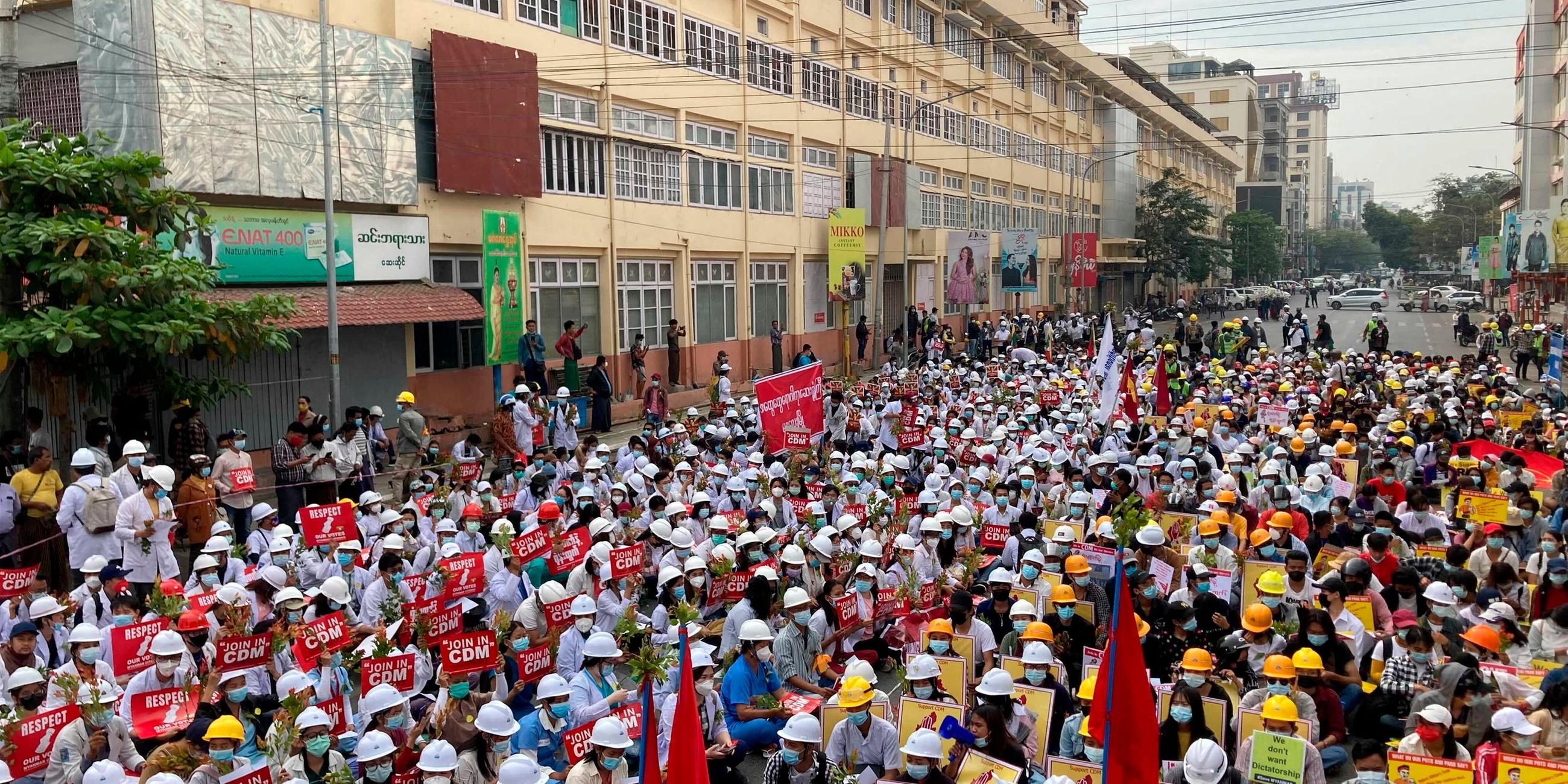 Seit Tagen protestieren die Menschen in Myanmar gegen den Putsch. Archivbild