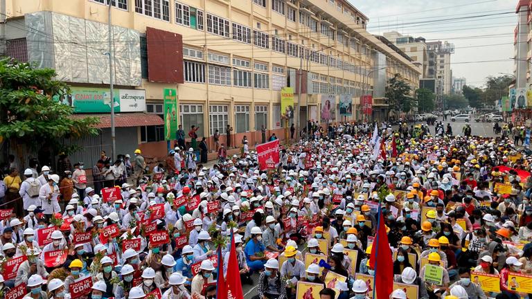 Seit Tagen protestieren die Menschen in Myanmar gegen den Putsch. Archivbild