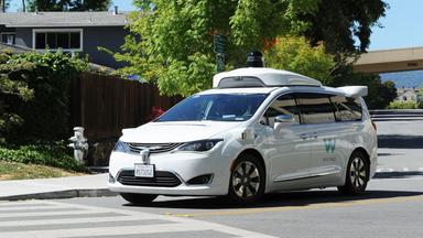 Selbstfahrendes Auto von der Firma Waymo. Symbolbild