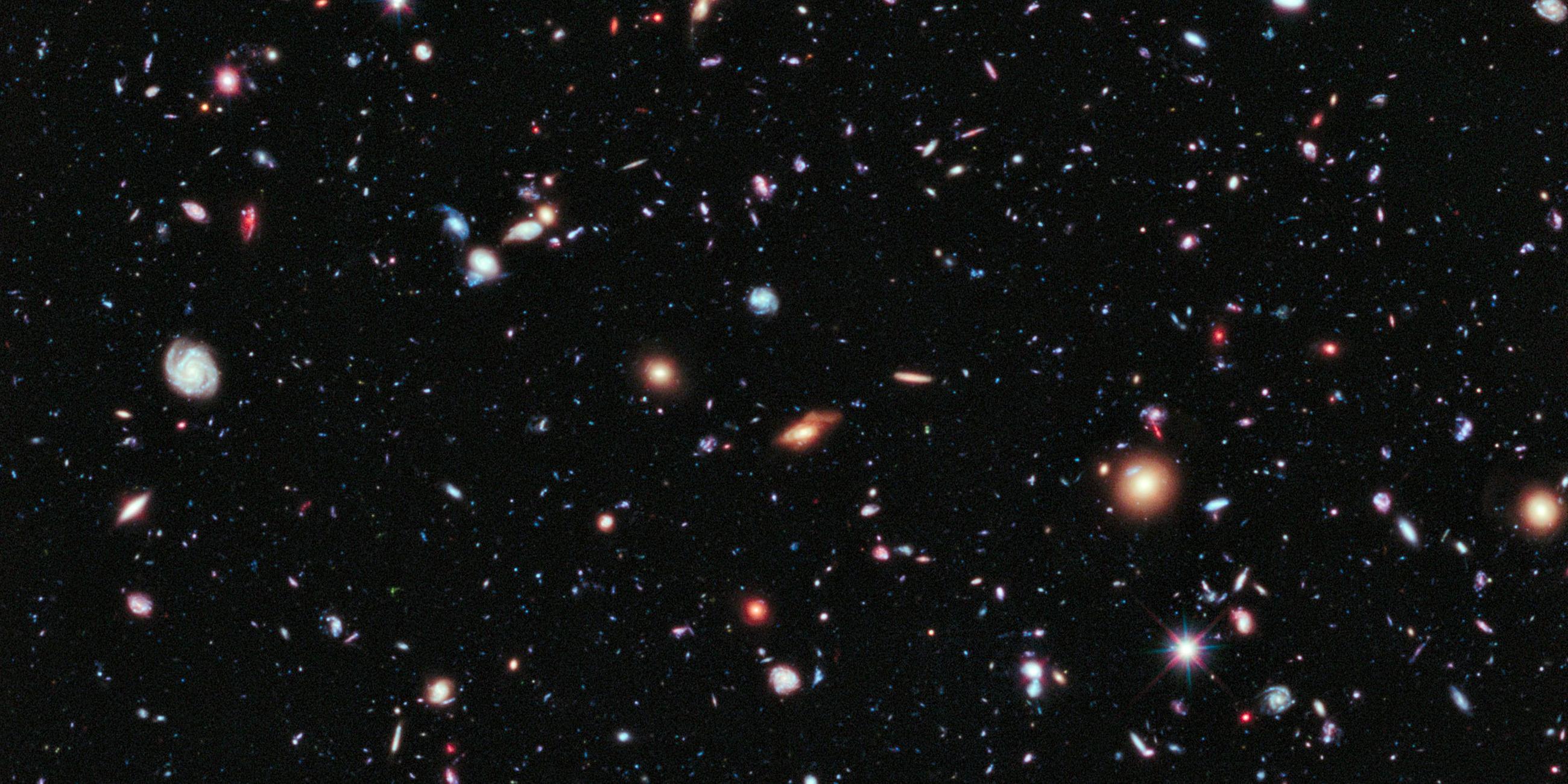 Tausende von Galaxien leuchten im Weltraum. Archivbild