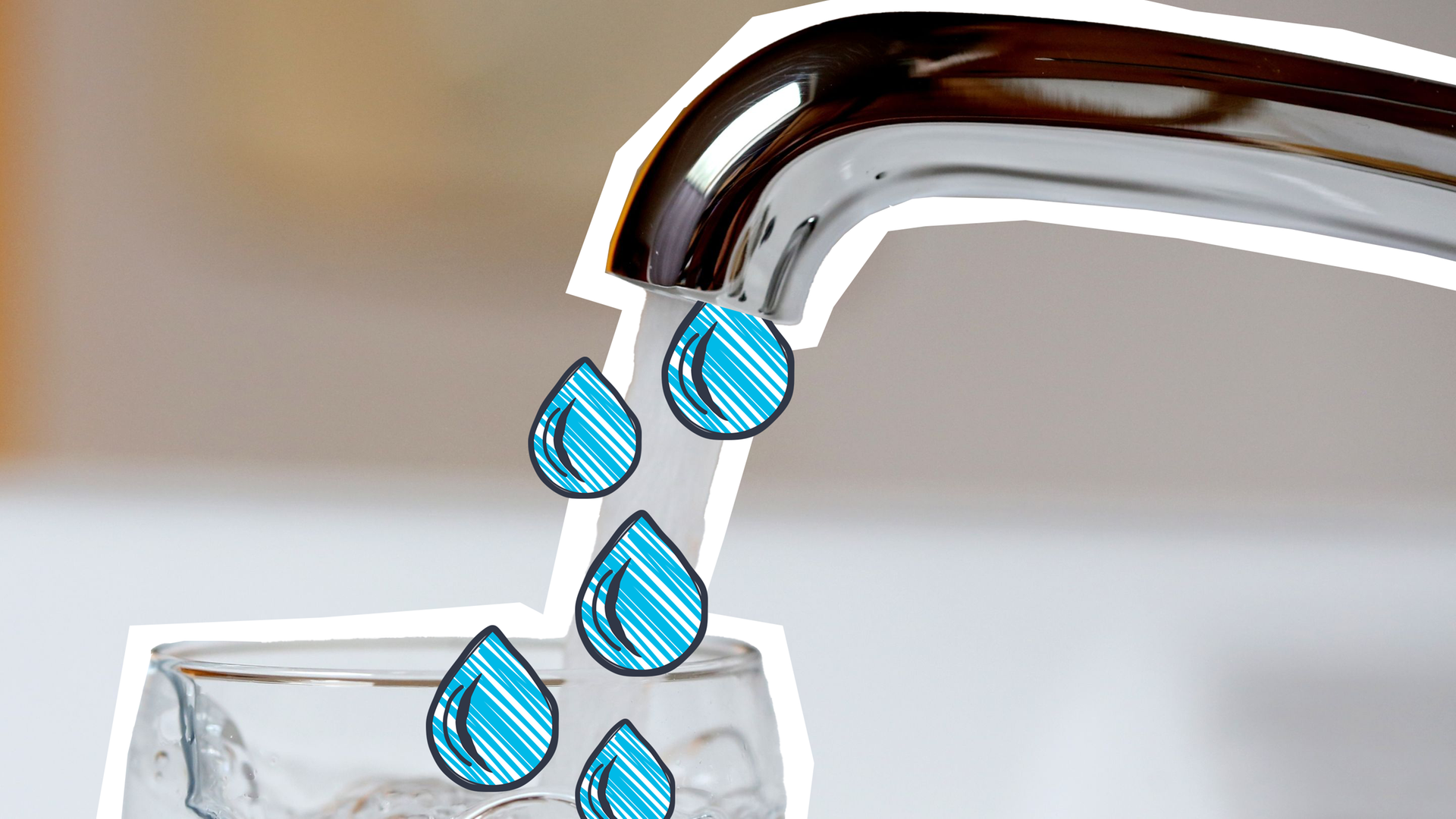 Trinkwasser aus einem Wasserhahn.